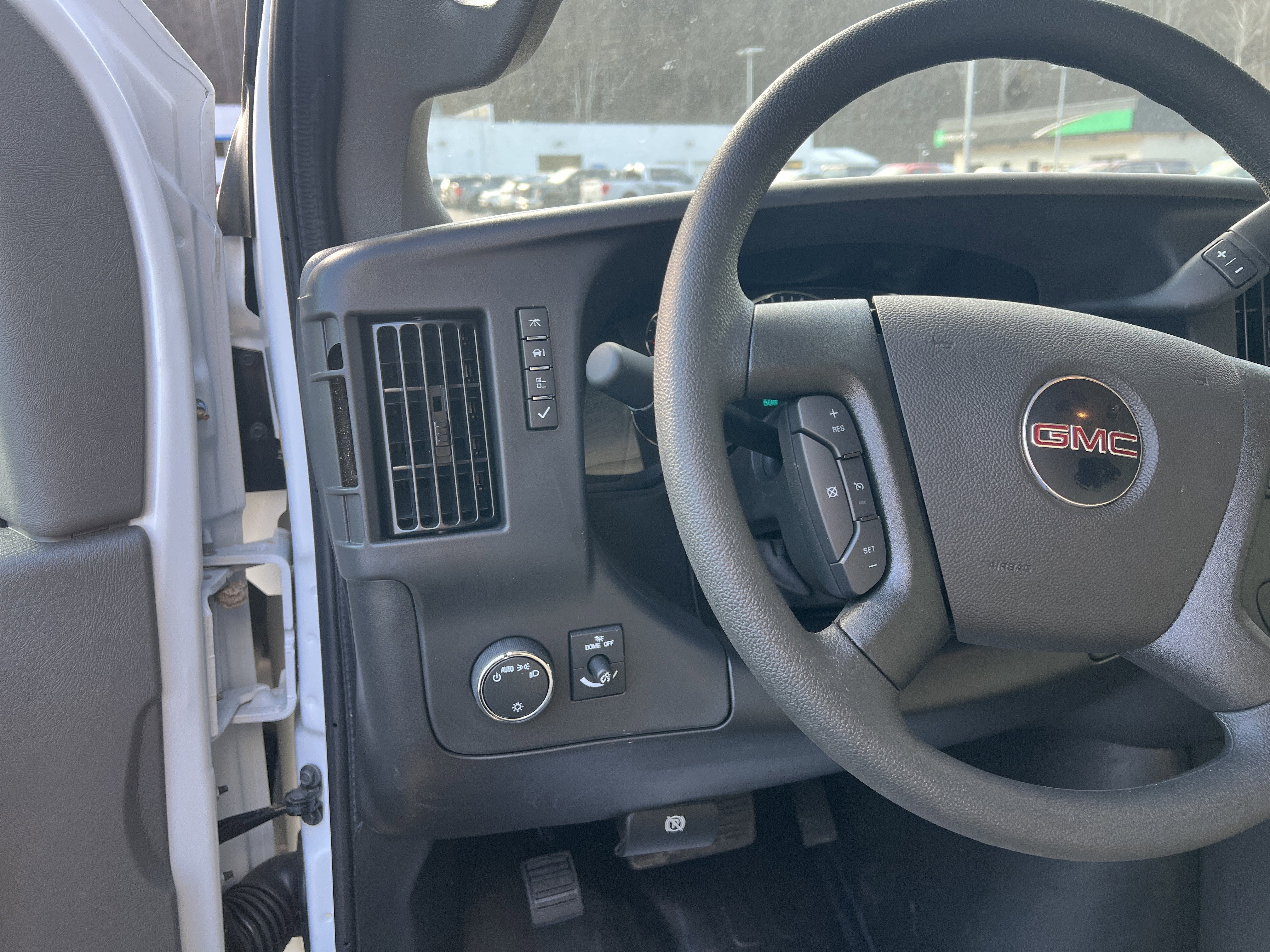 2025 GMC Savana Cutaway 3500 1WT