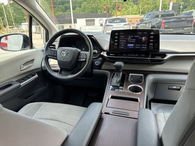 2022 Toyota Sienna LE
