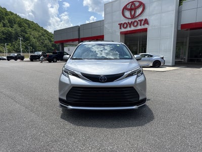 2022 Toyota Sienna LE