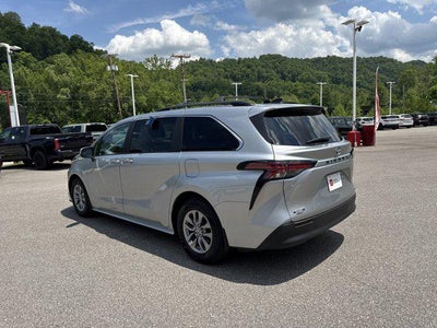 2022 Toyota Sienna LE