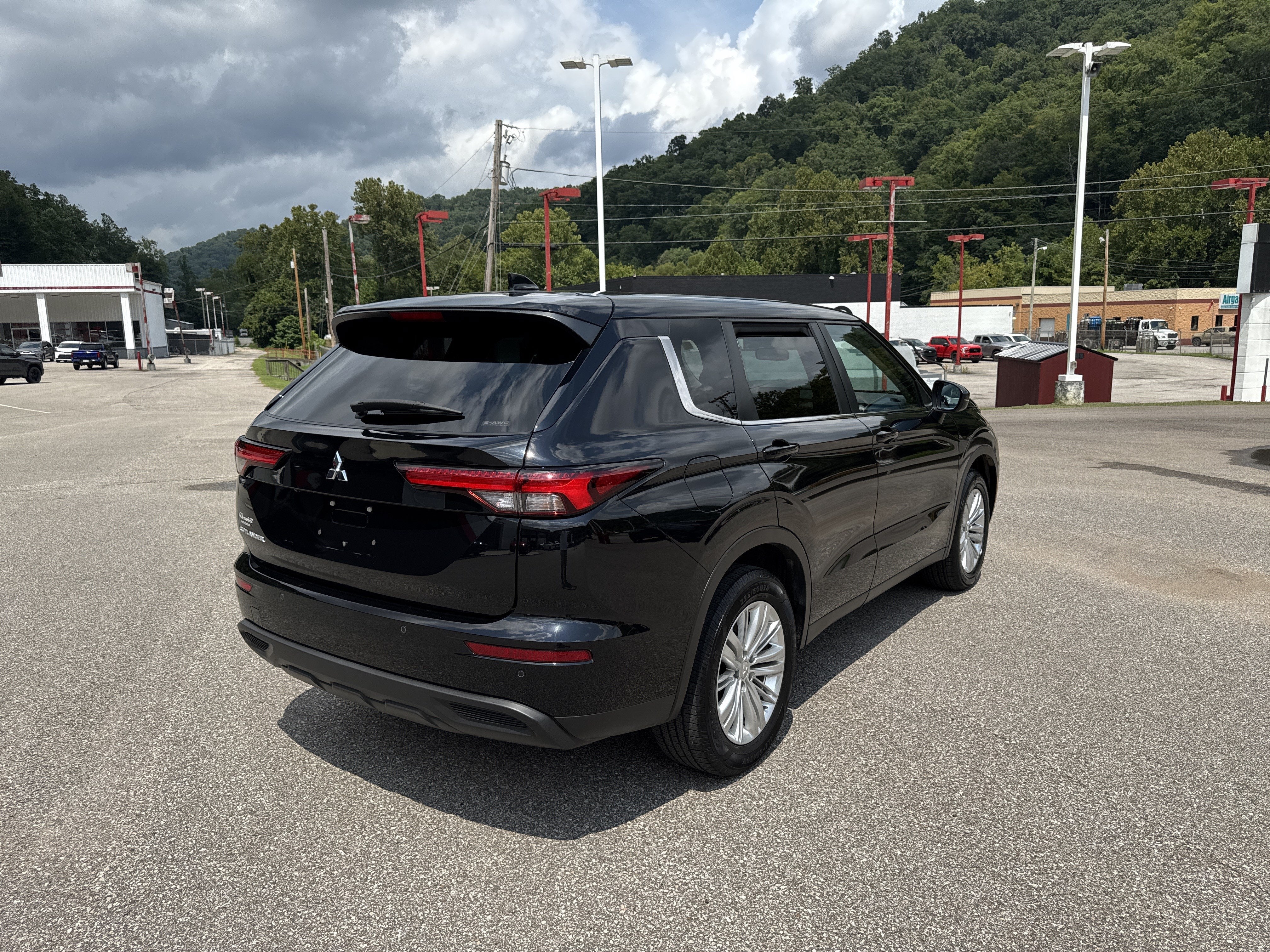 2023 Mitsubishi Outlander ES