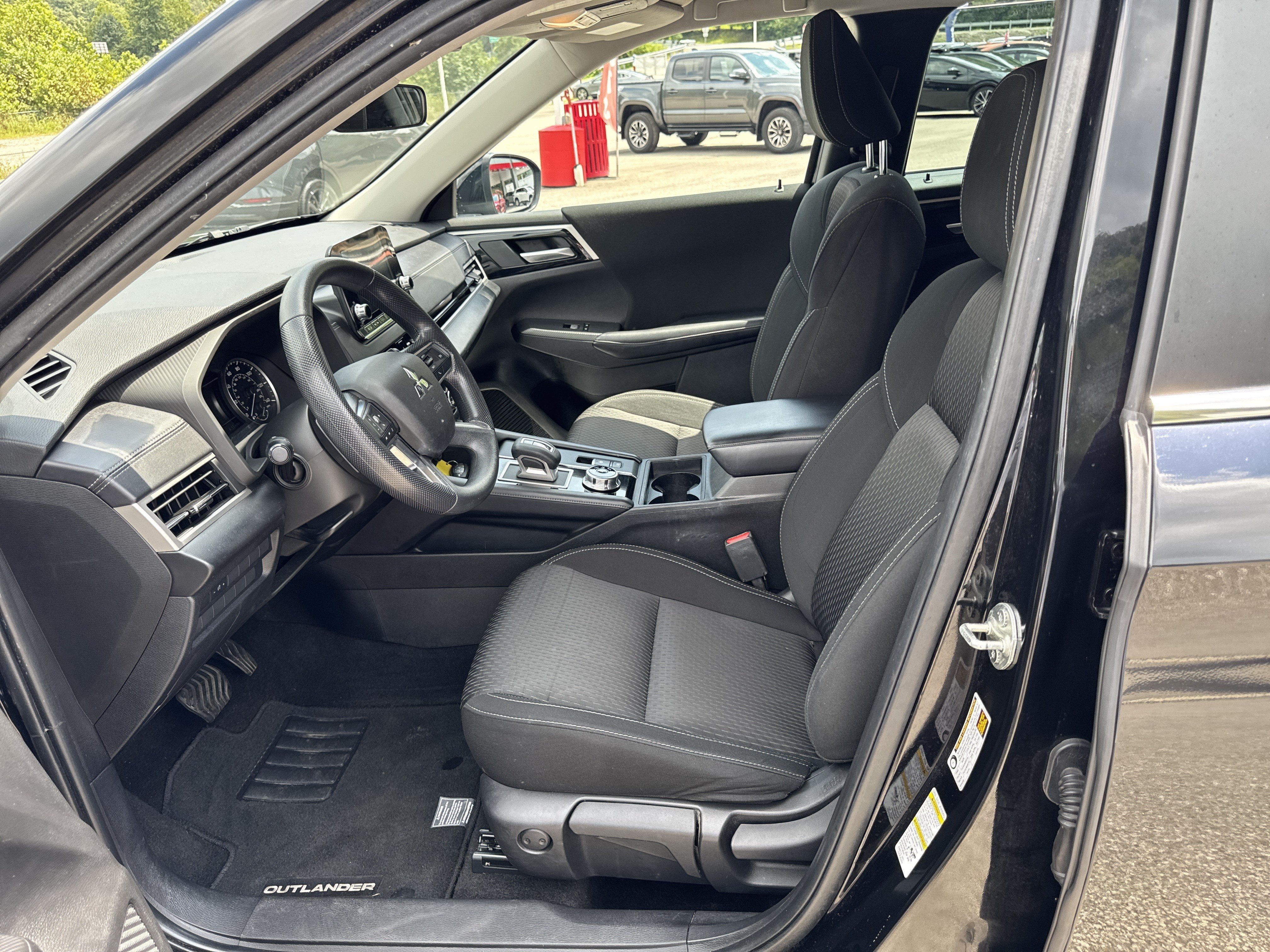 2023 Mitsubishi Outlander ES