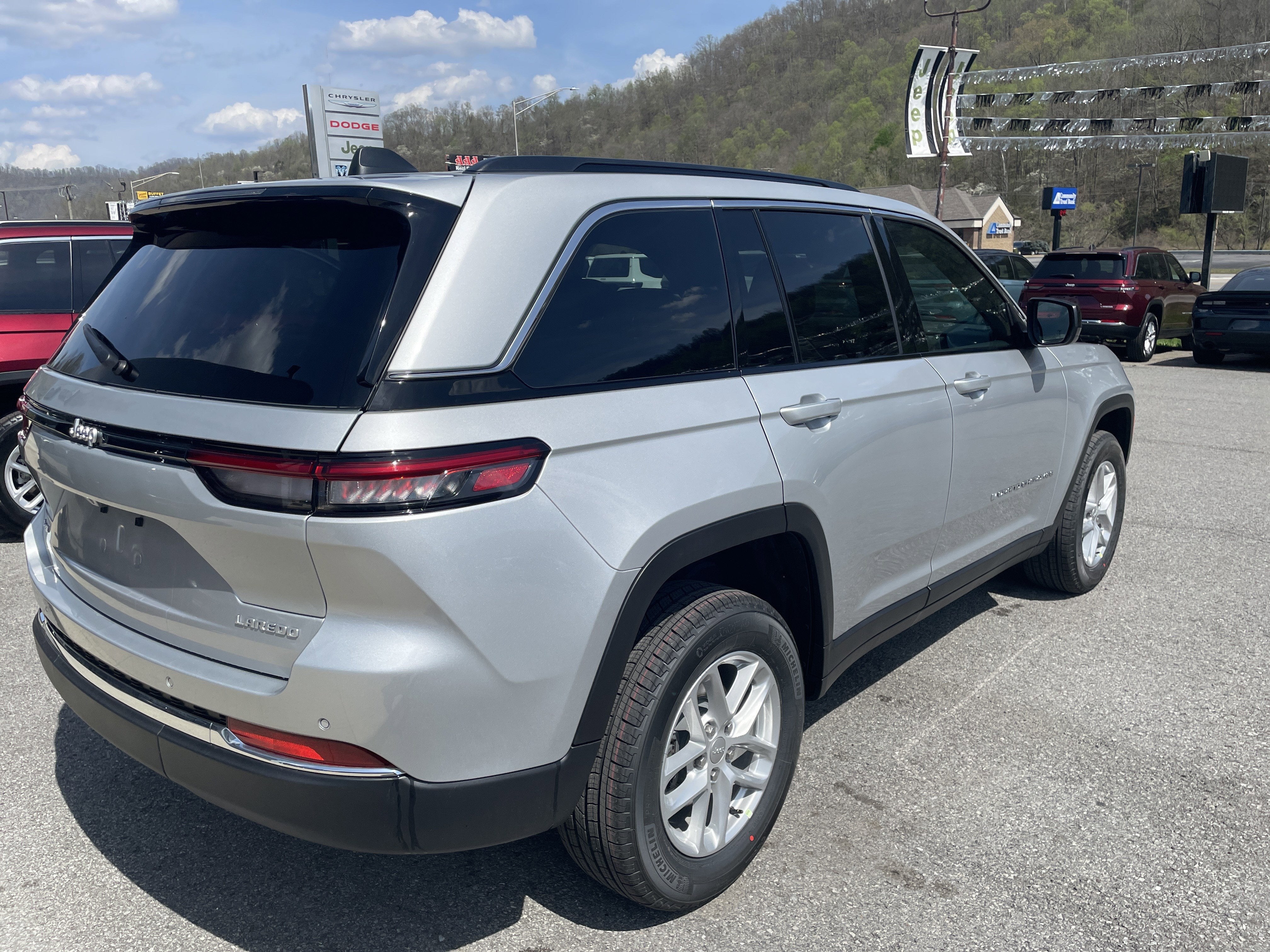 2026 Jeep Grand Cherokee GRAND CHEROKEE LAREDO X 4X4