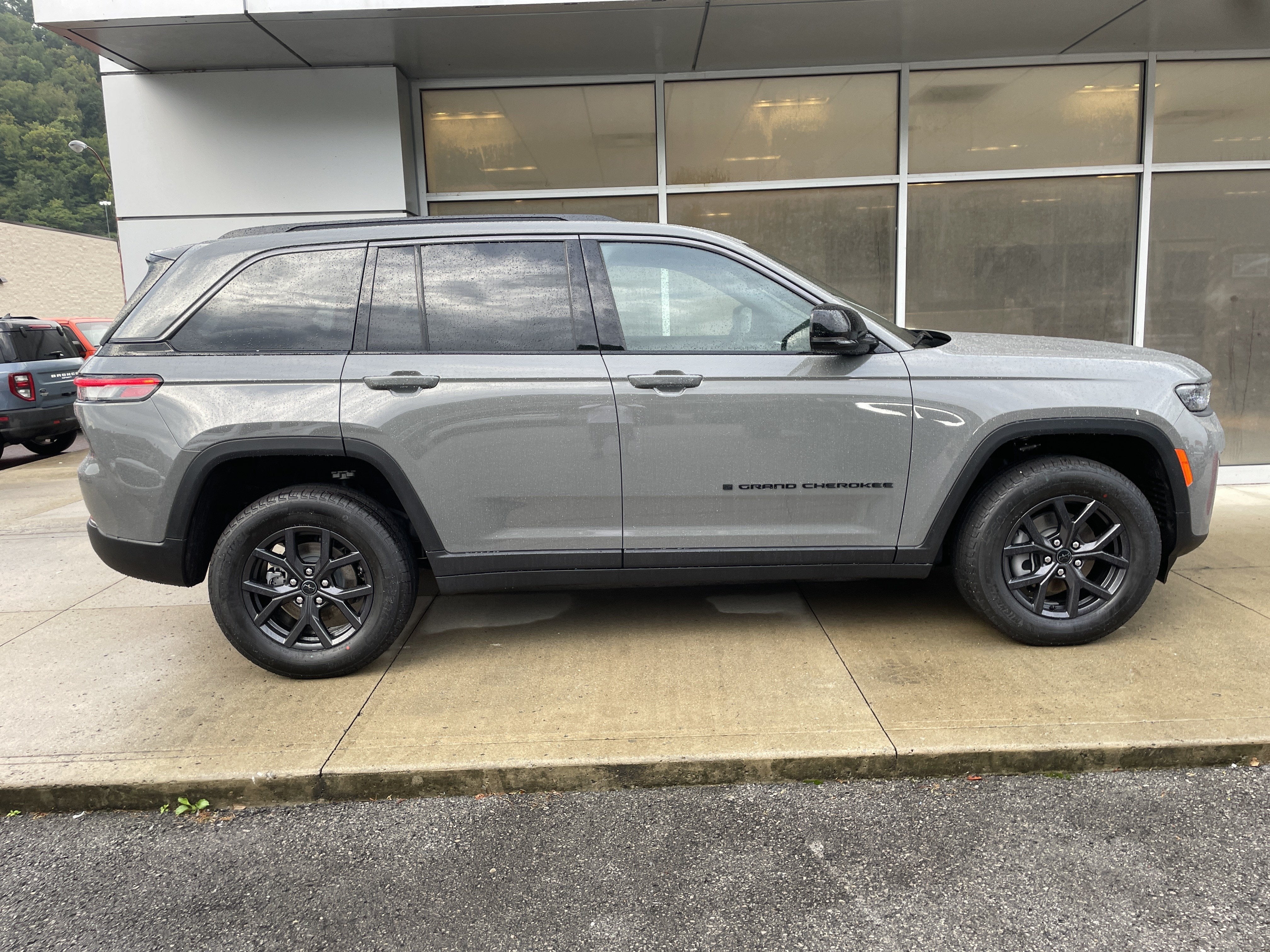 2027 Jeep Grand Cherokee GRAND CHEROKEE LAREDO ALTITUDE 4X4