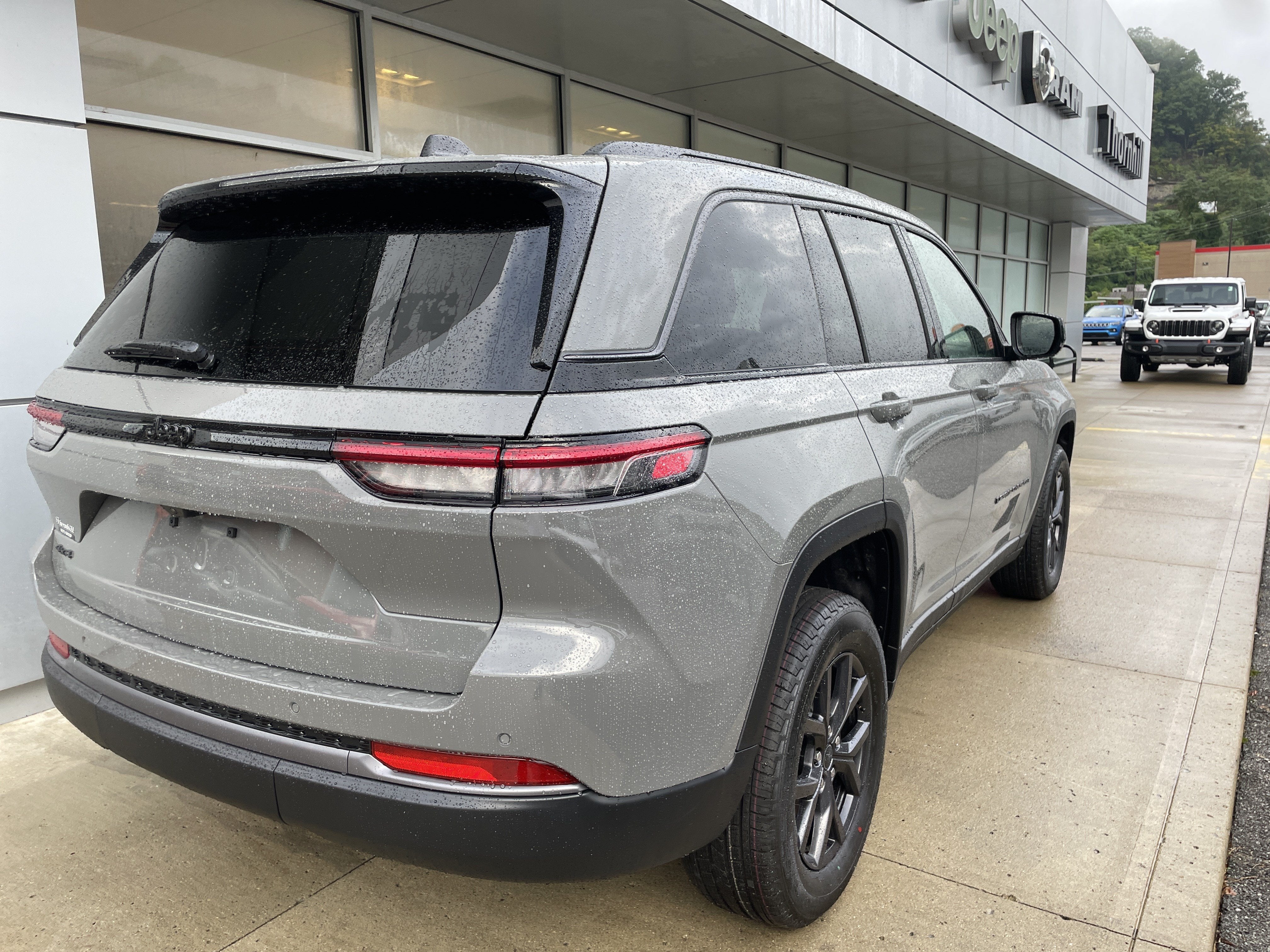 2027 Jeep Grand Cherokee GRAND CHEROKEE LAREDO ALTITUDE 4X4