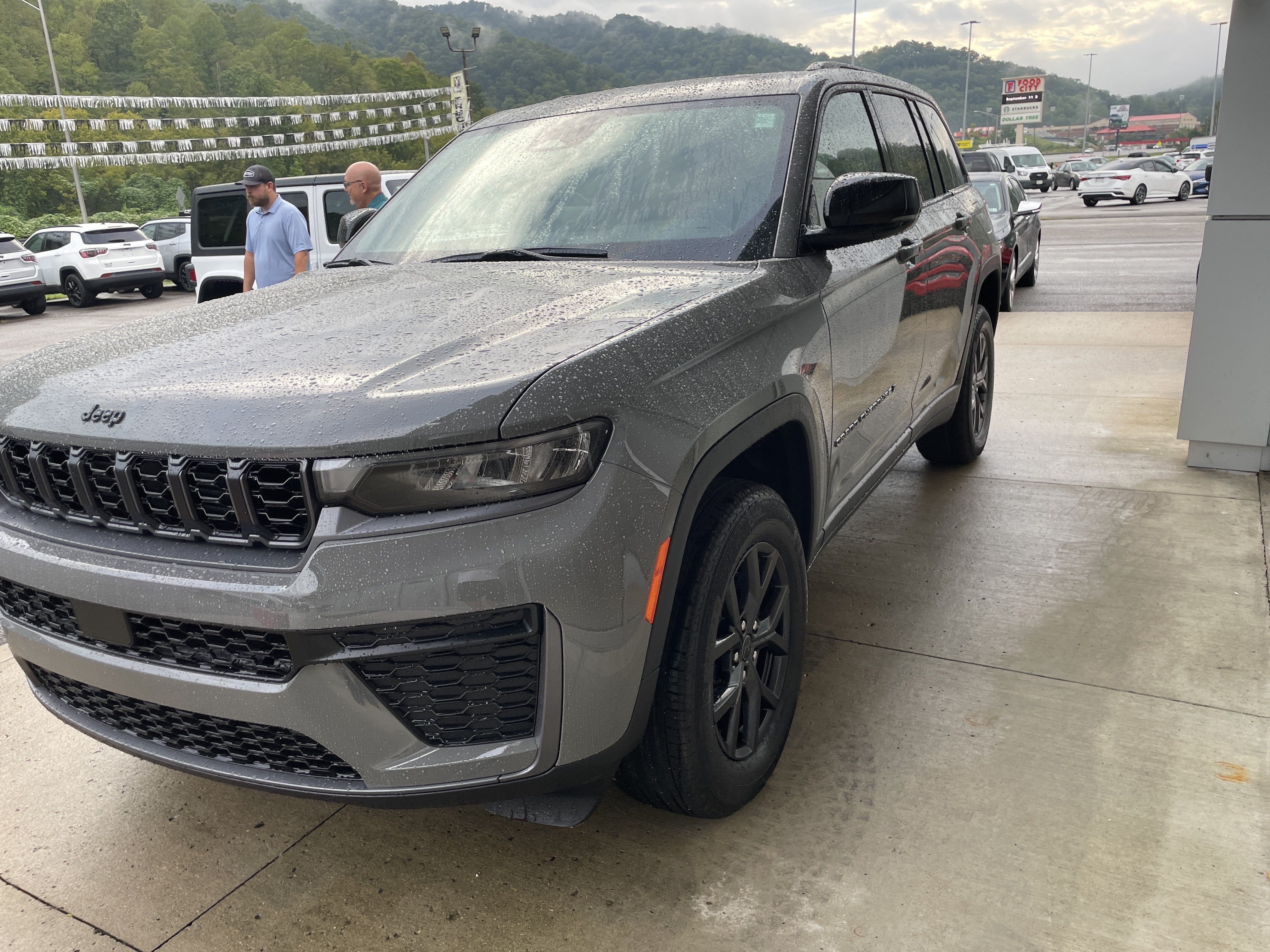 2027 Jeep Grand Cherokee GRAND CHEROKEE LAREDO ALTITUDE 4X4