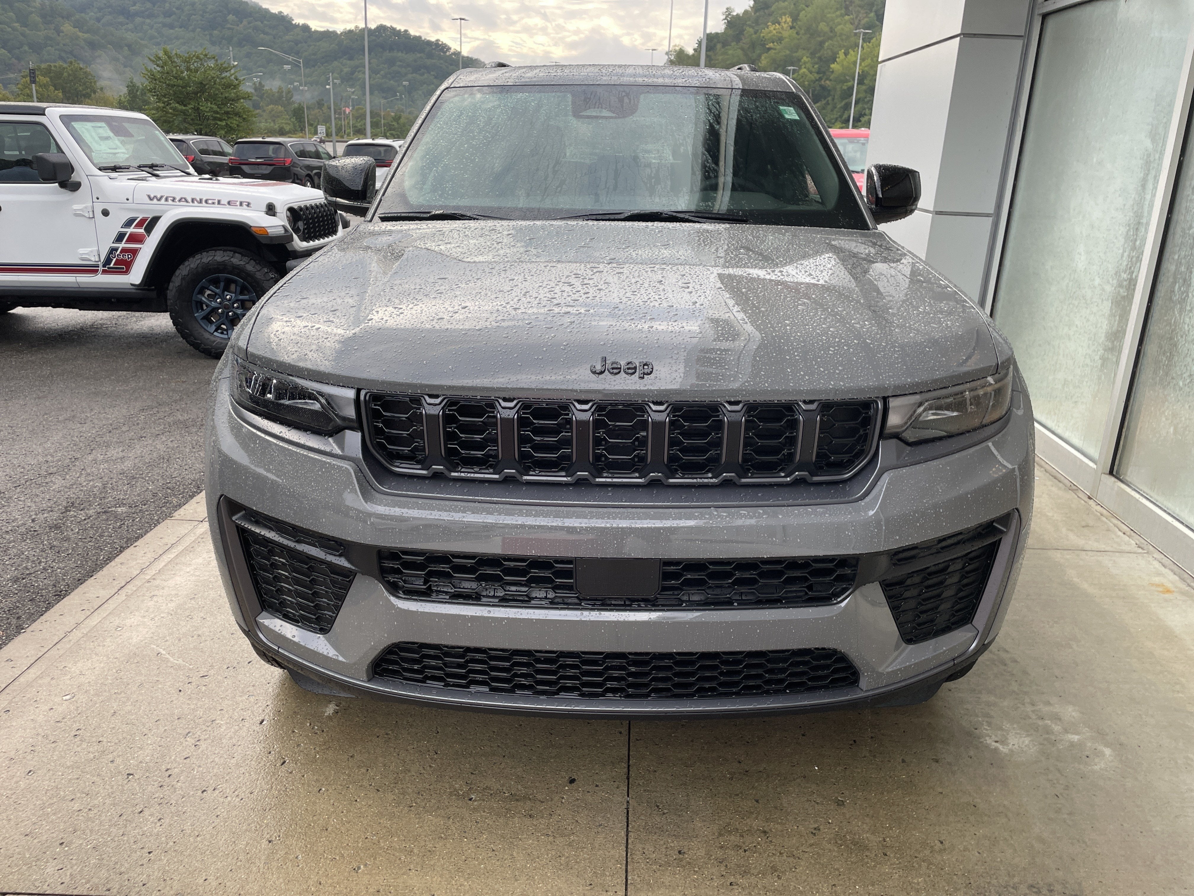 2027 Jeep Grand Cherokee GRAND CHEROKEE LAREDO ALTITUDE 4X4