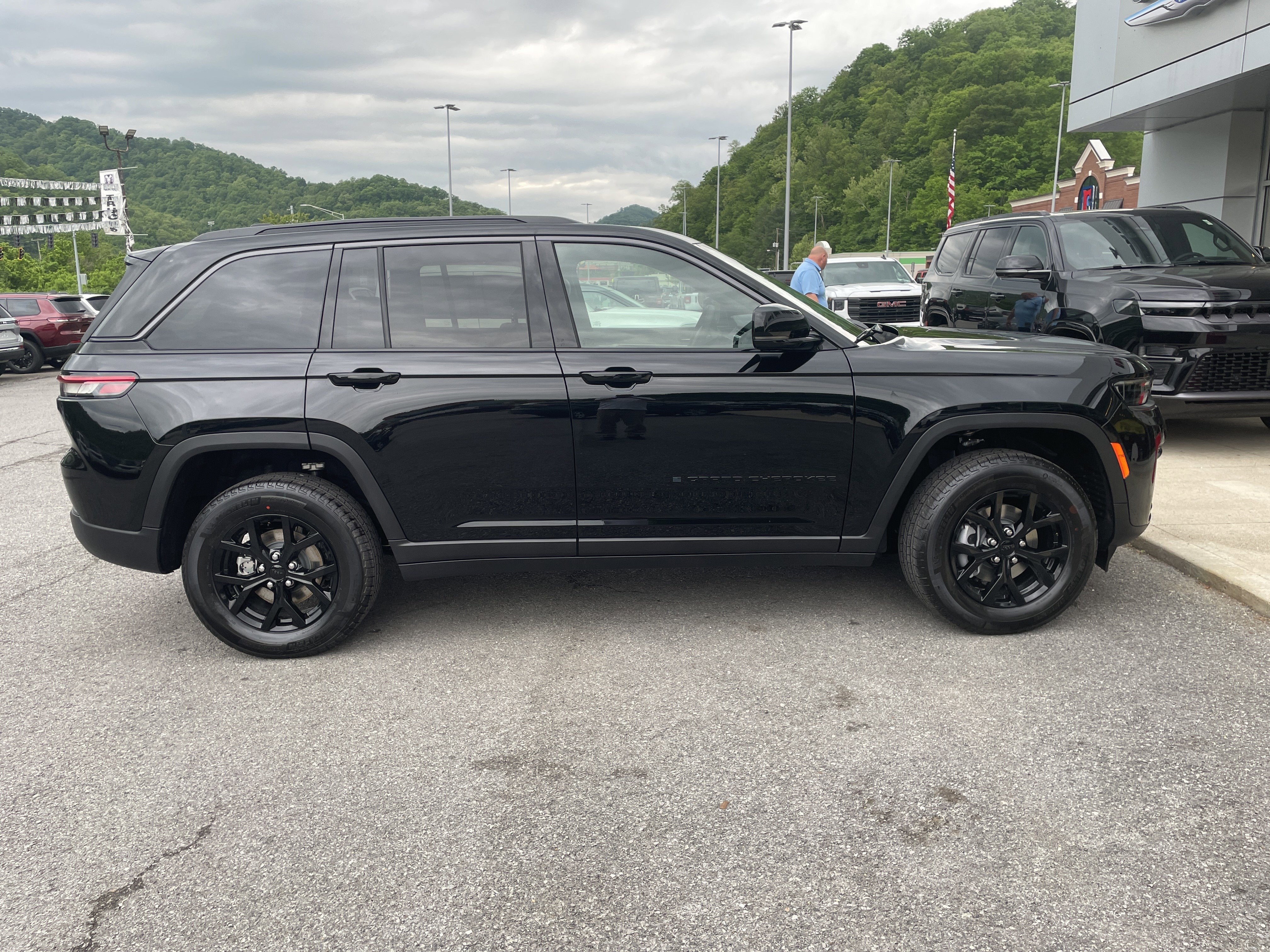 2026 Jeep Grand Cherokee GRAND CHEROKEE LAREDO ALTITUDE 4X4