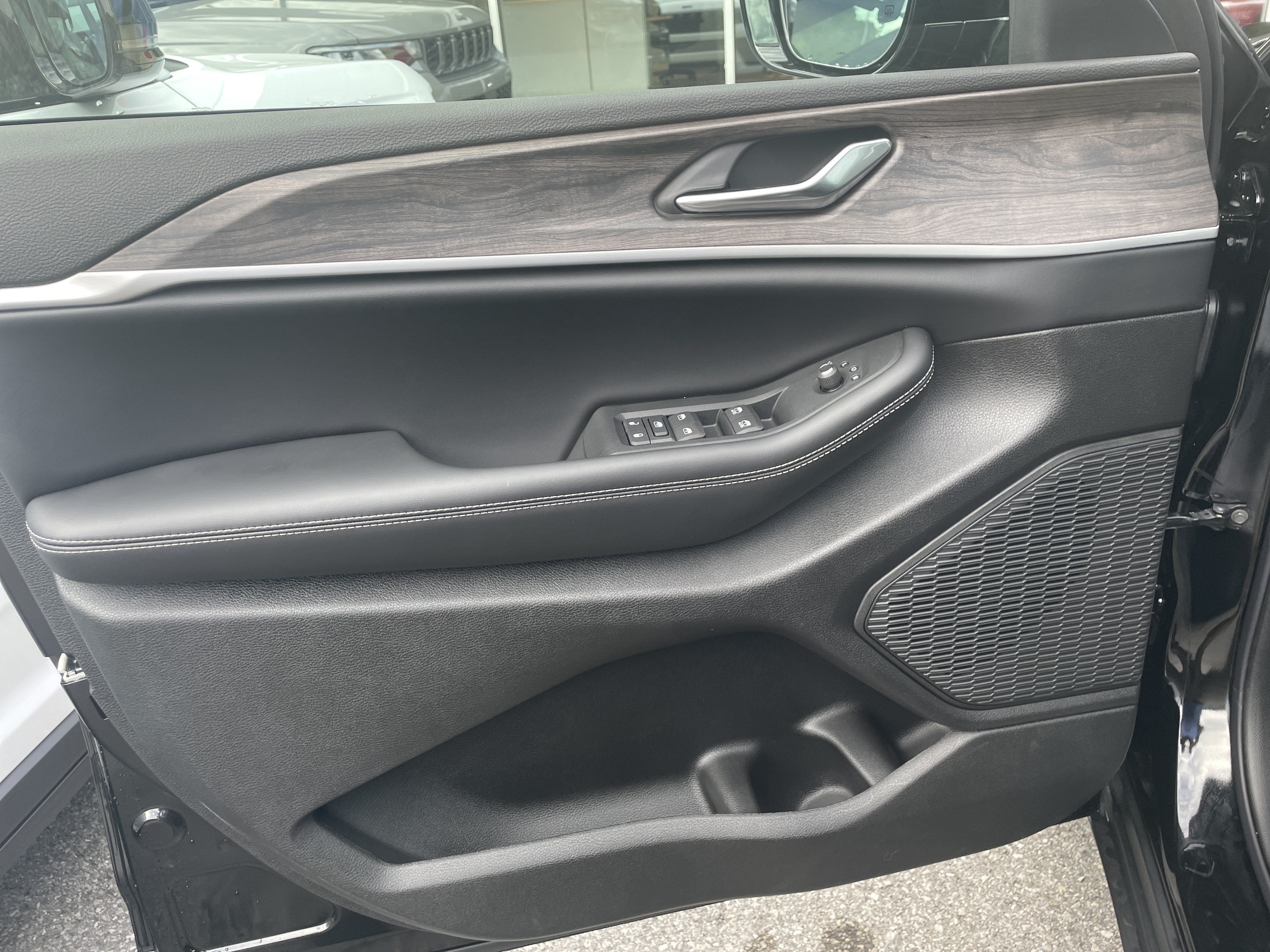2027 Jeep Grand Cherokee Laredo Altitude