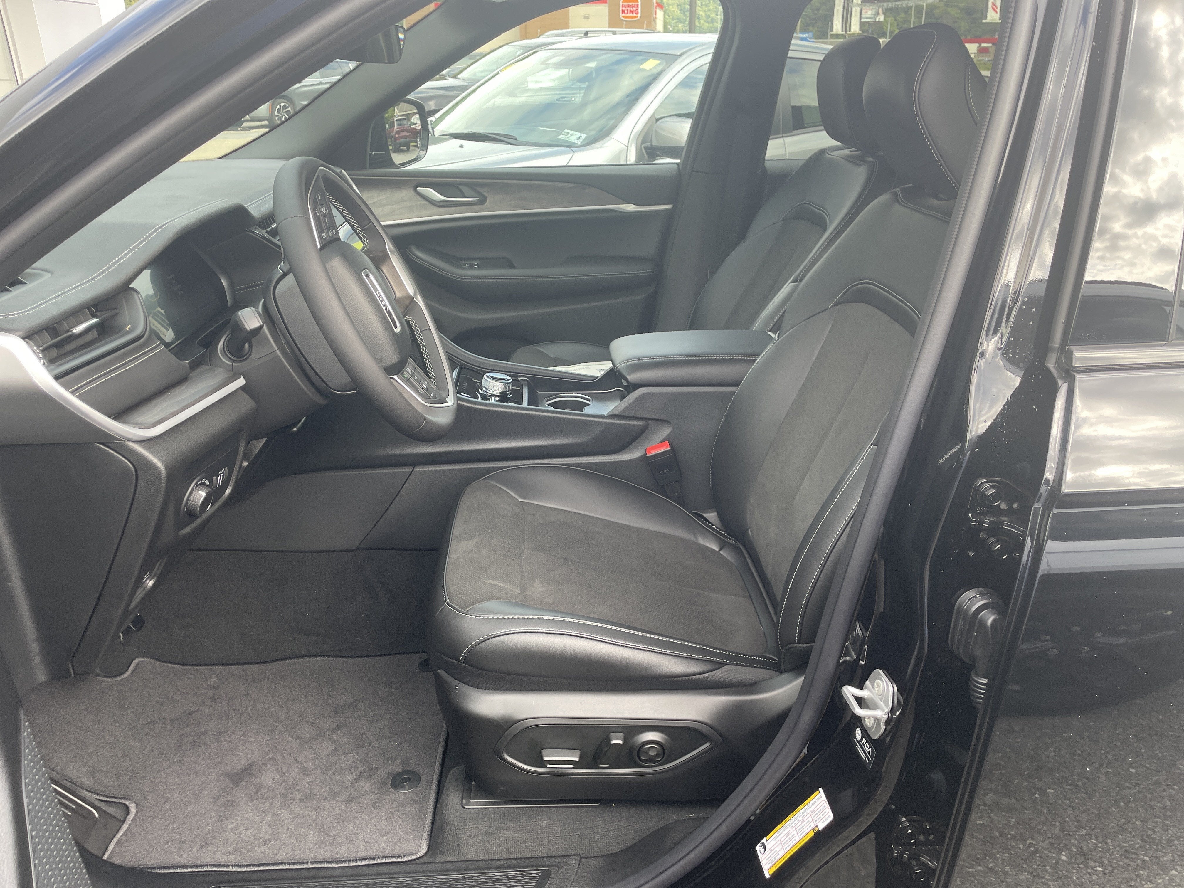 2027 Jeep Grand Cherokee Laredo Altitude
