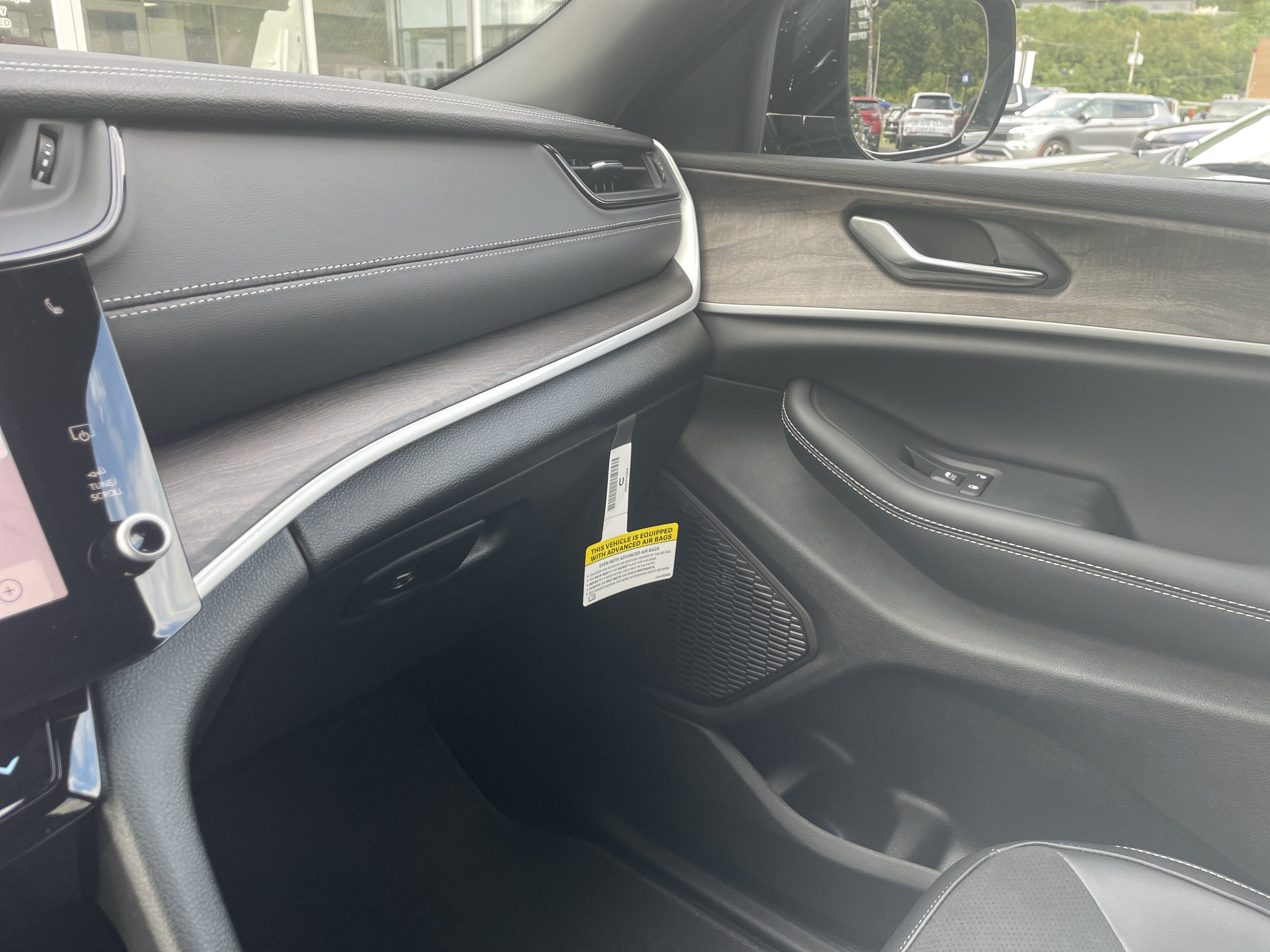 2027 Jeep Grand Cherokee Laredo Altitude