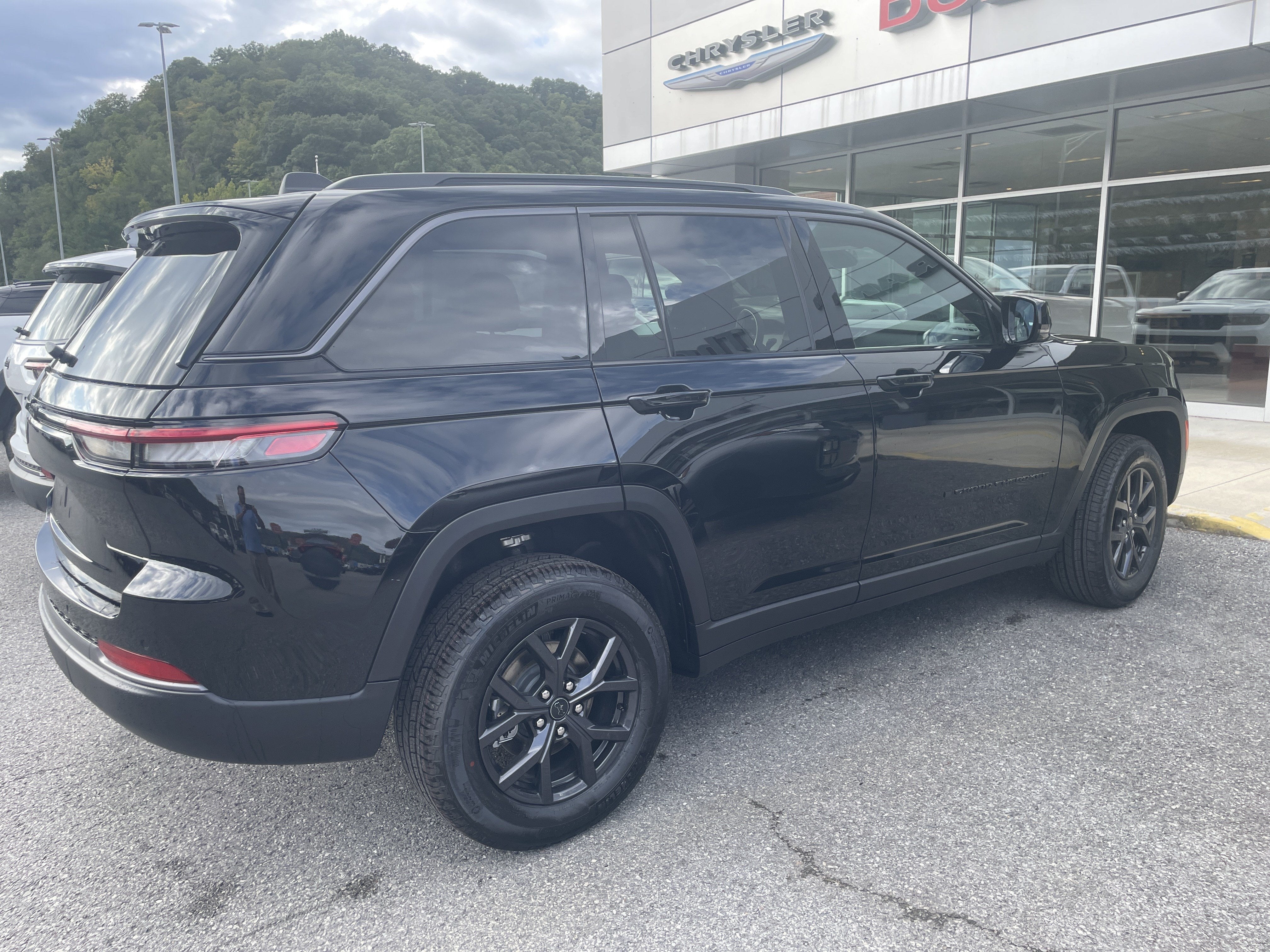 2027 Jeep Grand Cherokee Laredo Altitude