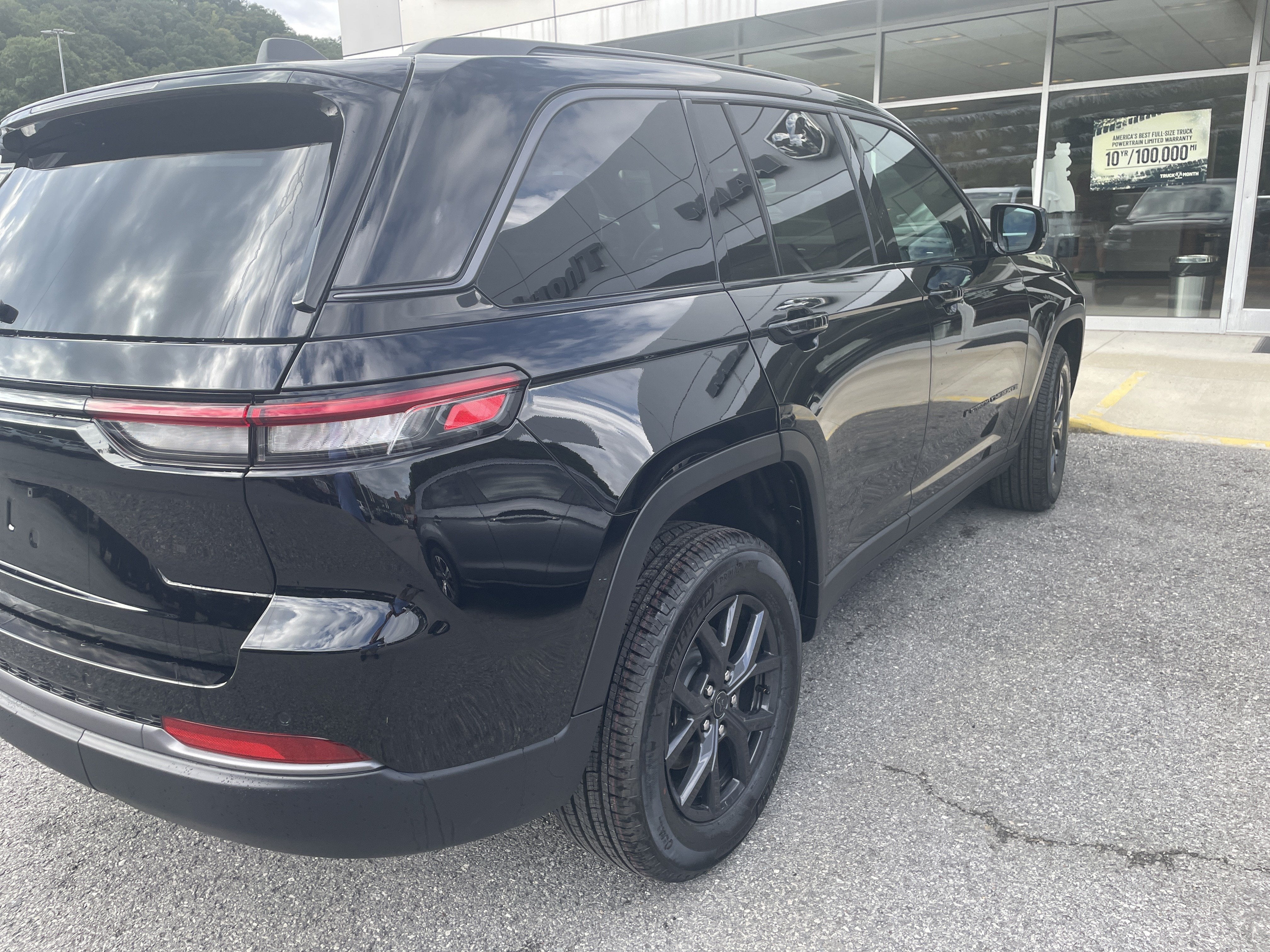 2027 Jeep Grand Cherokee Laredo Altitude