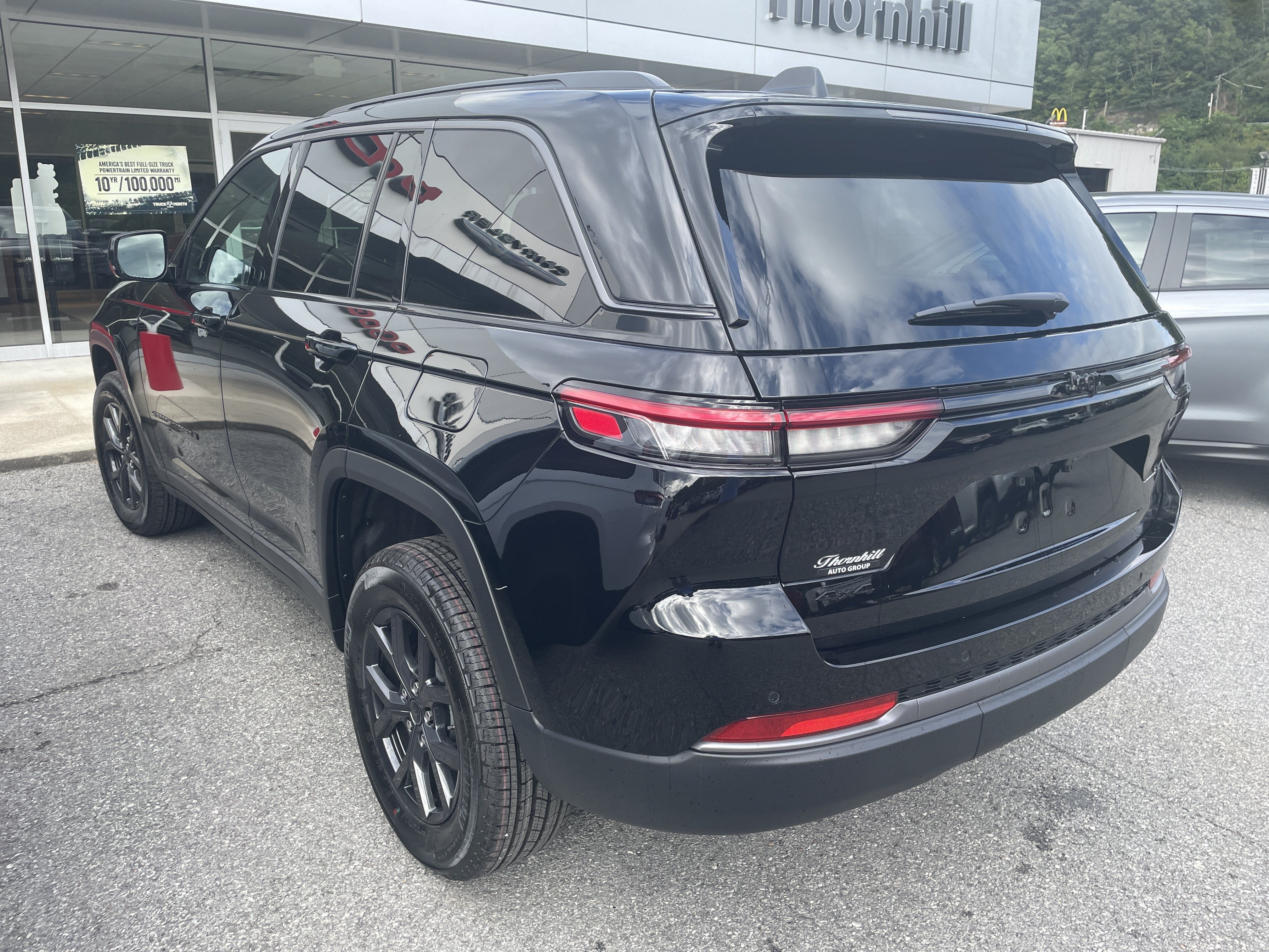 2027 Jeep Grand Cherokee Laredo Altitude