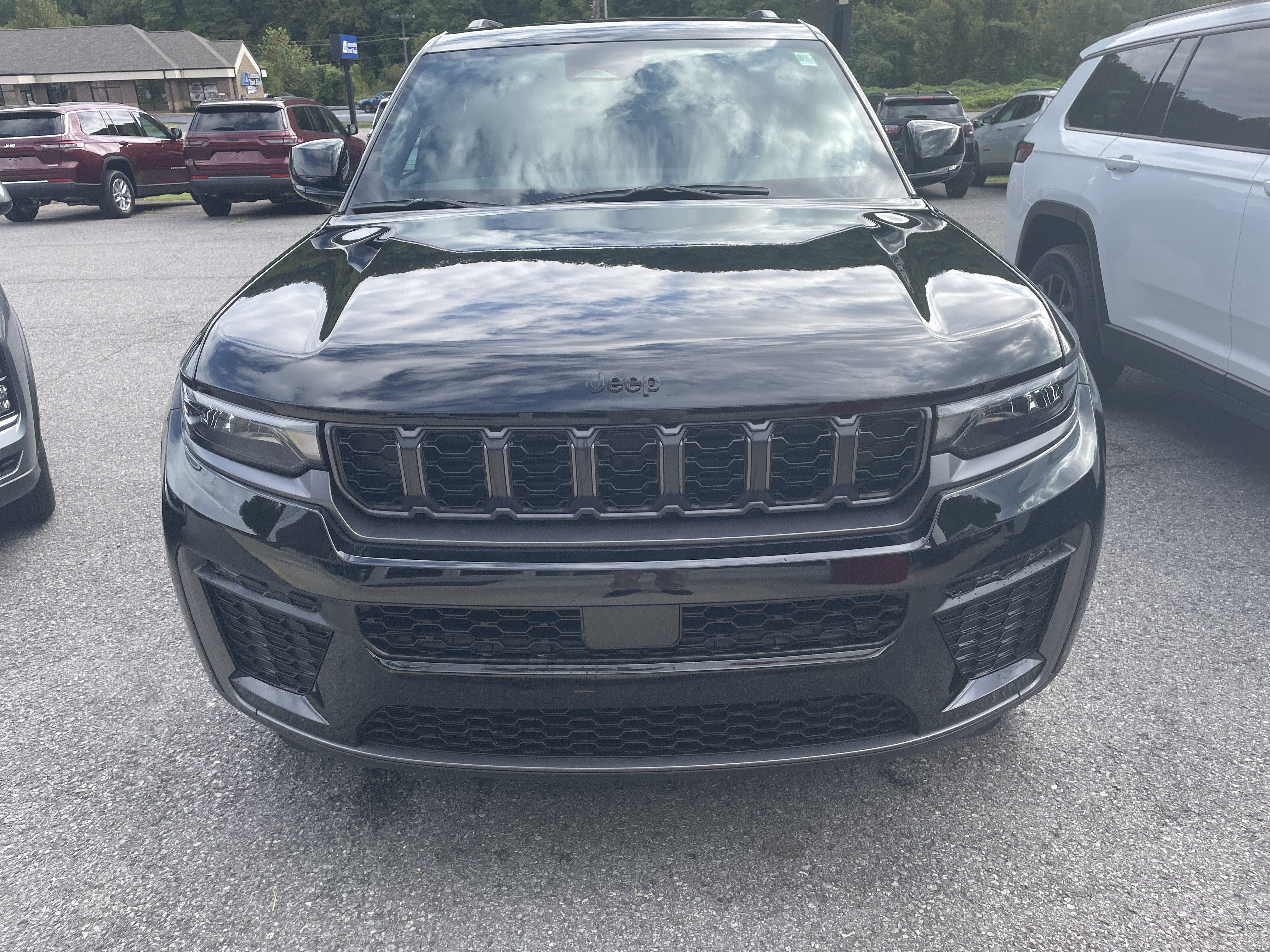 2027 Jeep Grand Cherokee Laredo Altitude