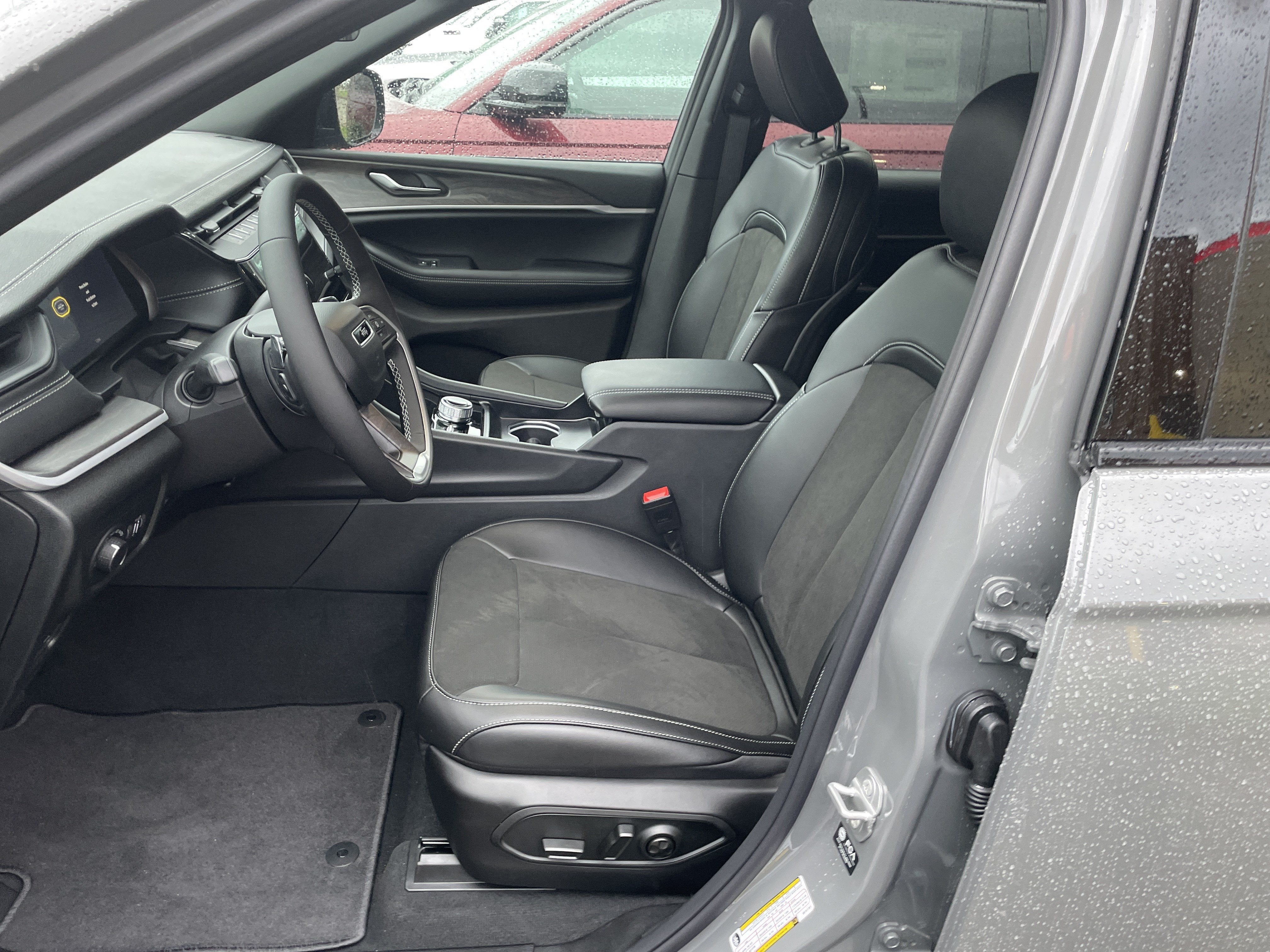 2027 Jeep Grand Cherokee GRAND CHEROKEE L LAREDO ALTITUDE 4X4