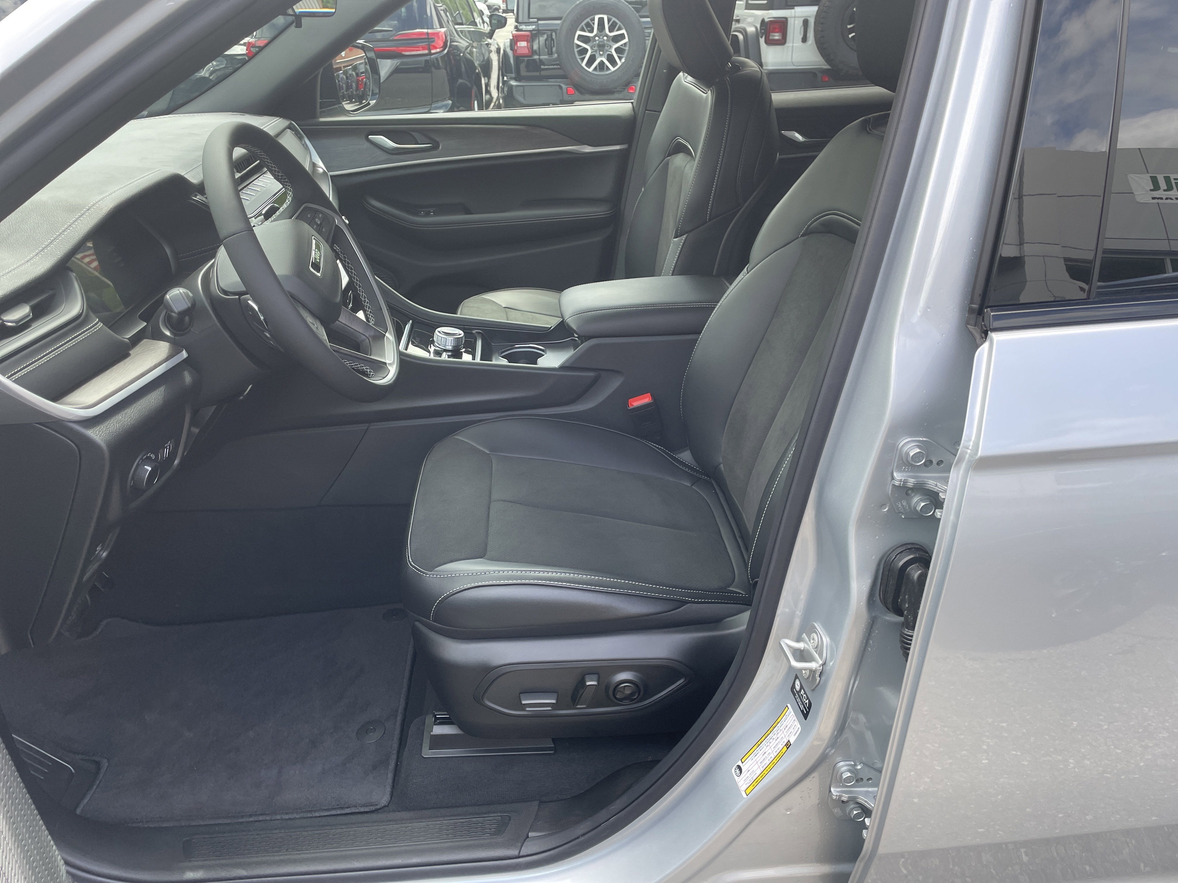 2026 Jeep Grand Cherokee GRAND CHEROKEE L LAREDO ALTITUDE 4X4