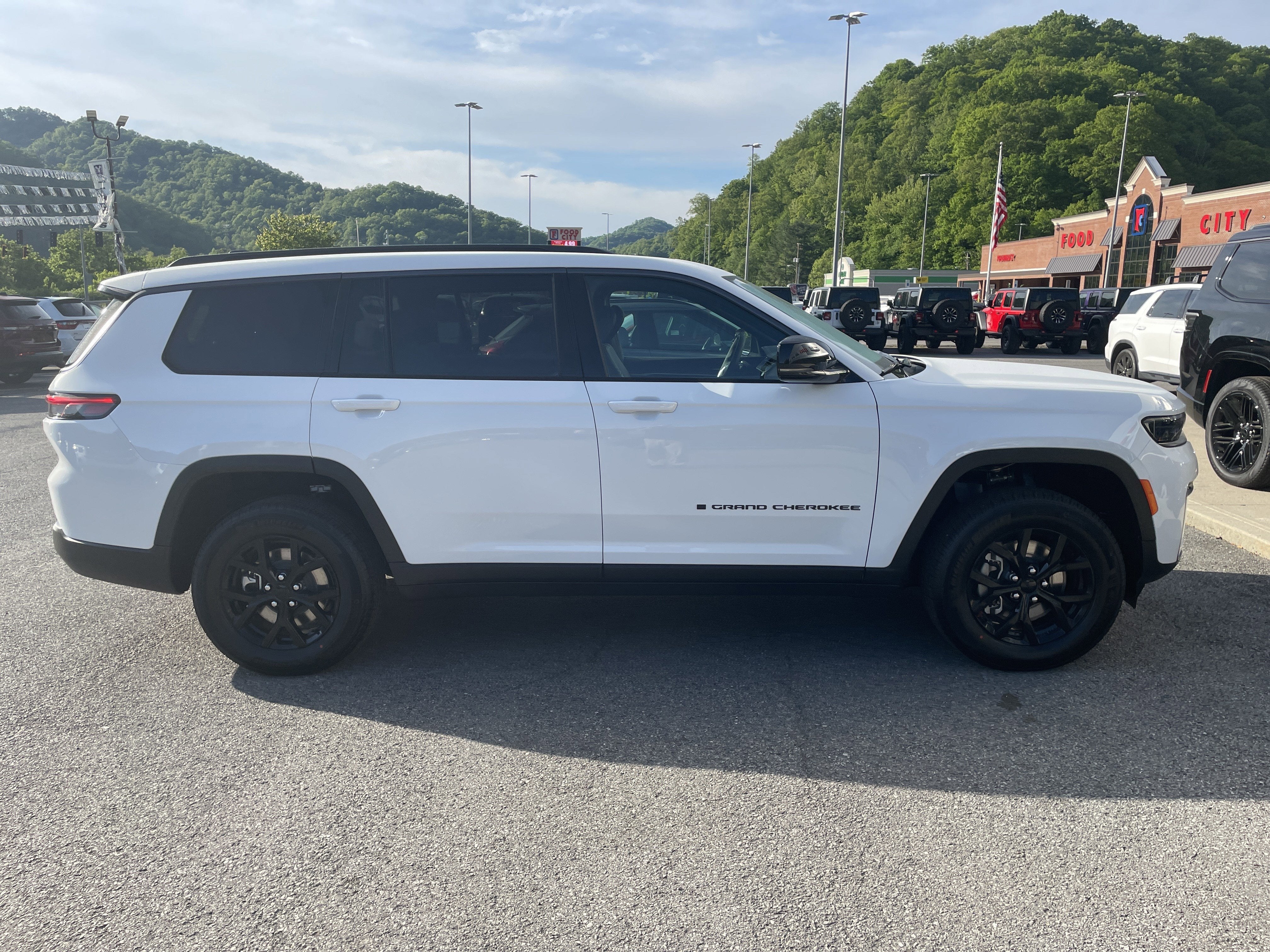 2026 Jeep Grand Cherokee GRAND CHEROKEE L LAREDO ALTITUDE 4X4