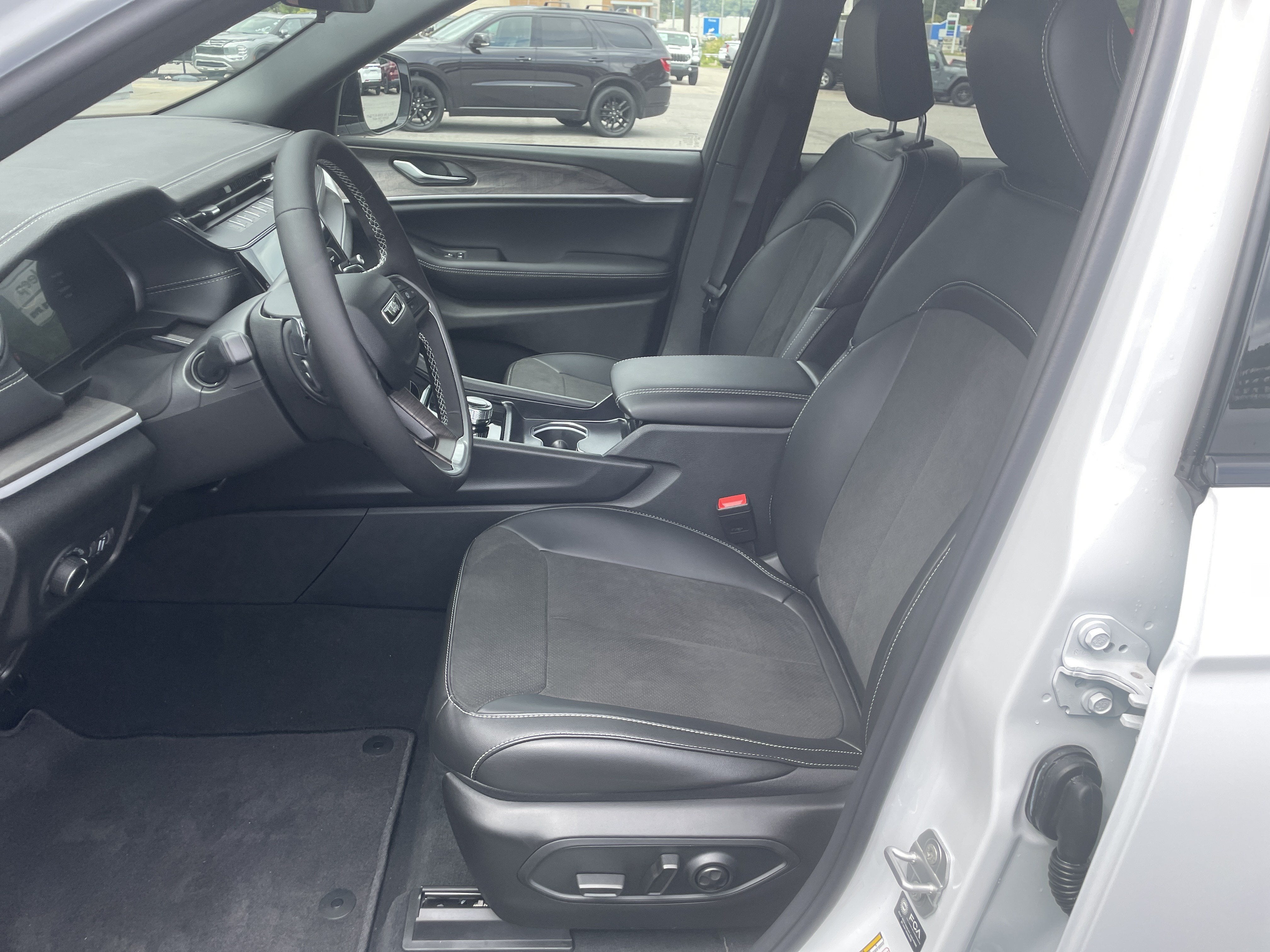 2027 Jeep Grand Cherokee Laredo Altitude