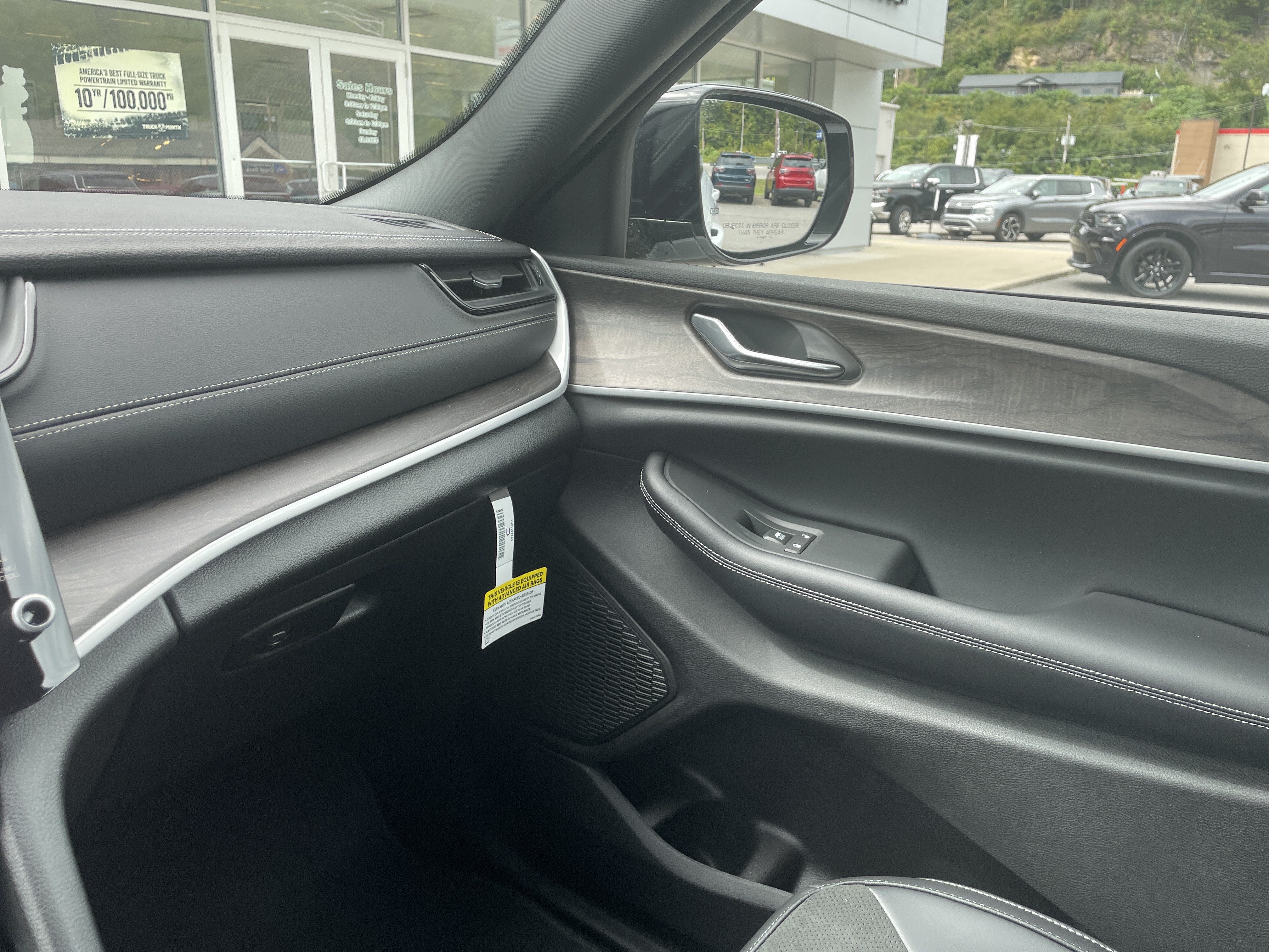 2027 Jeep Grand Cherokee Laredo Altitude