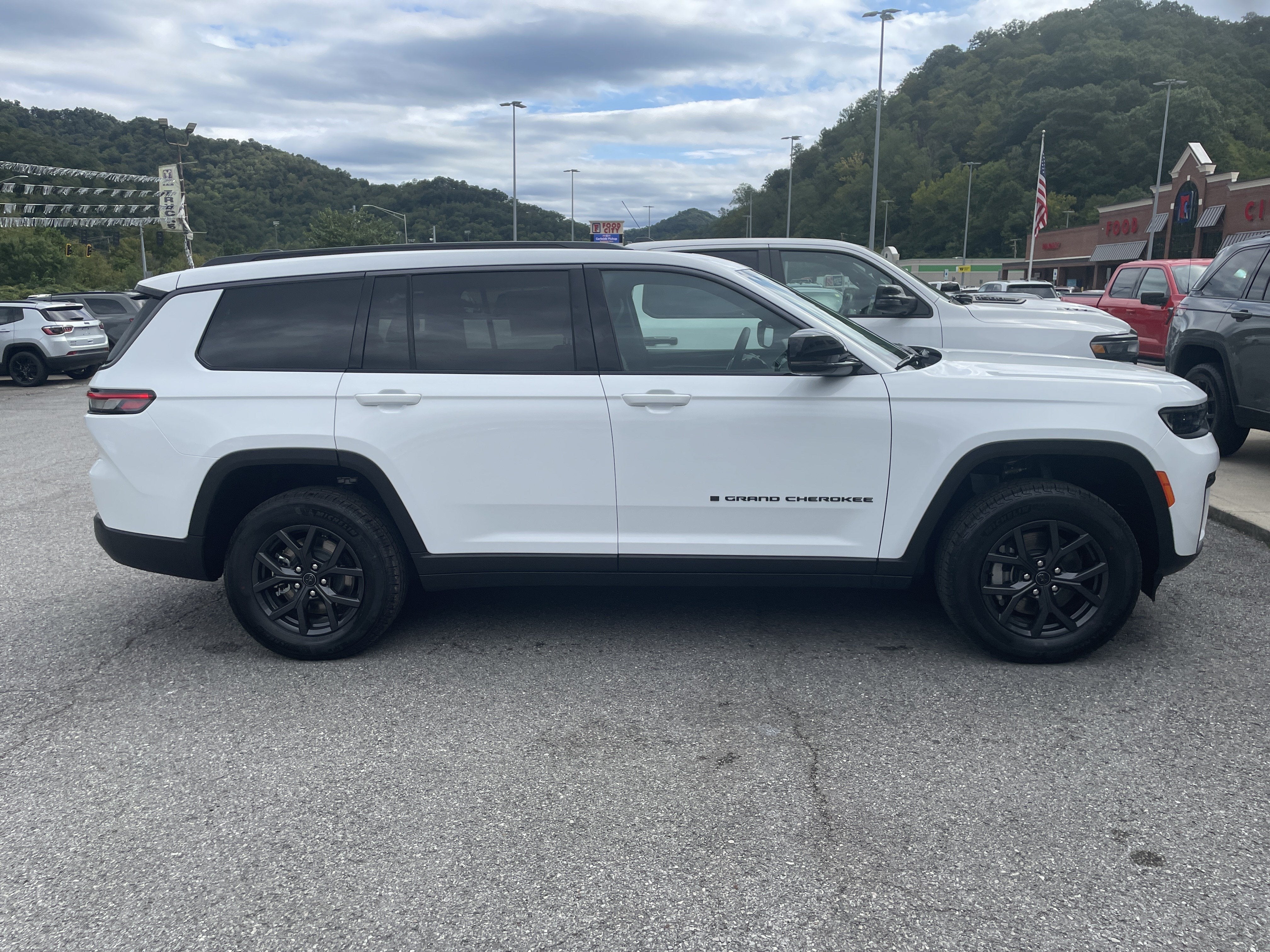 2027 Jeep Grand Cherokee Laredo Altitude