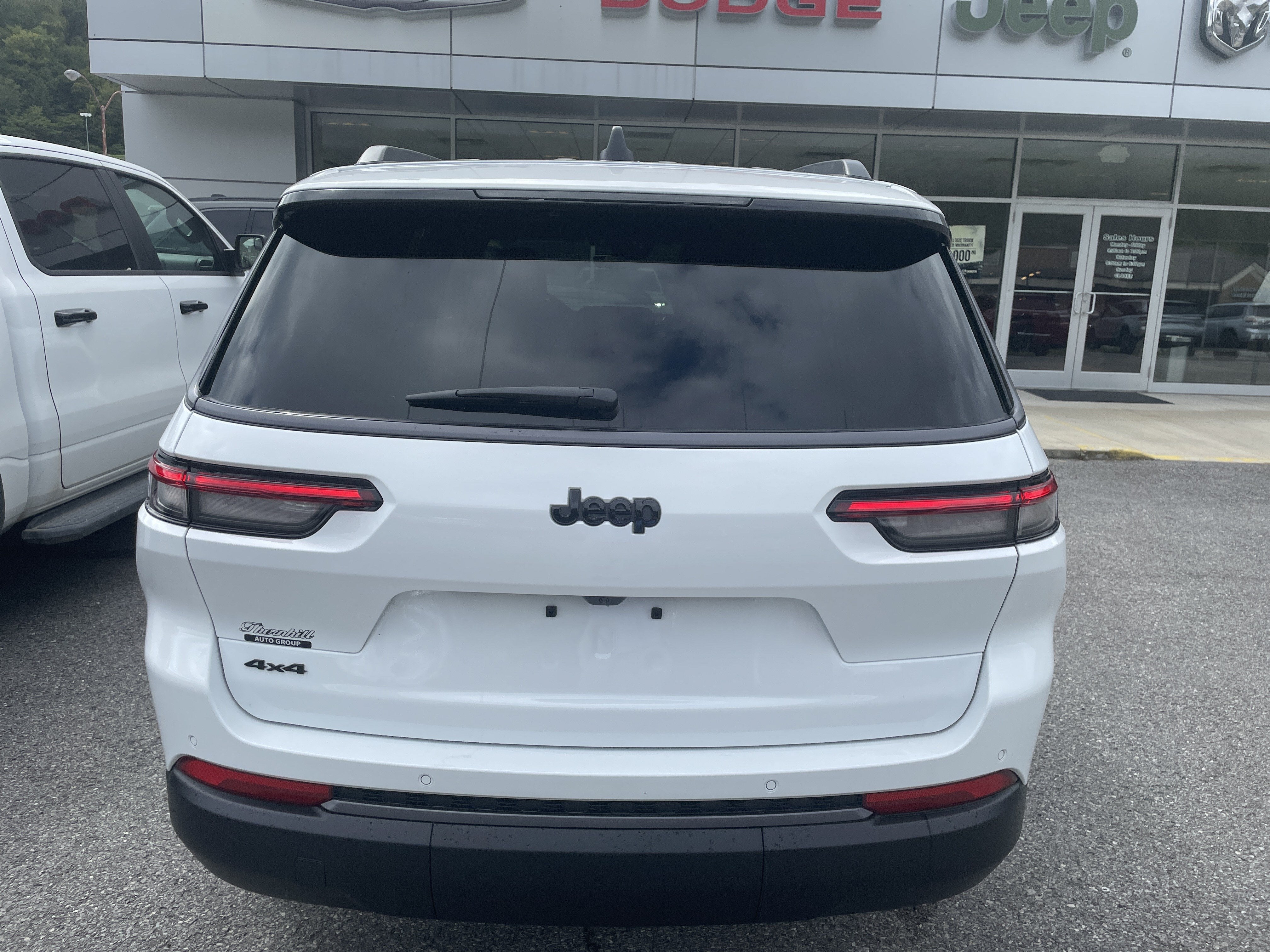 2027 Jeep Grand Cherokee Laredo Altitude