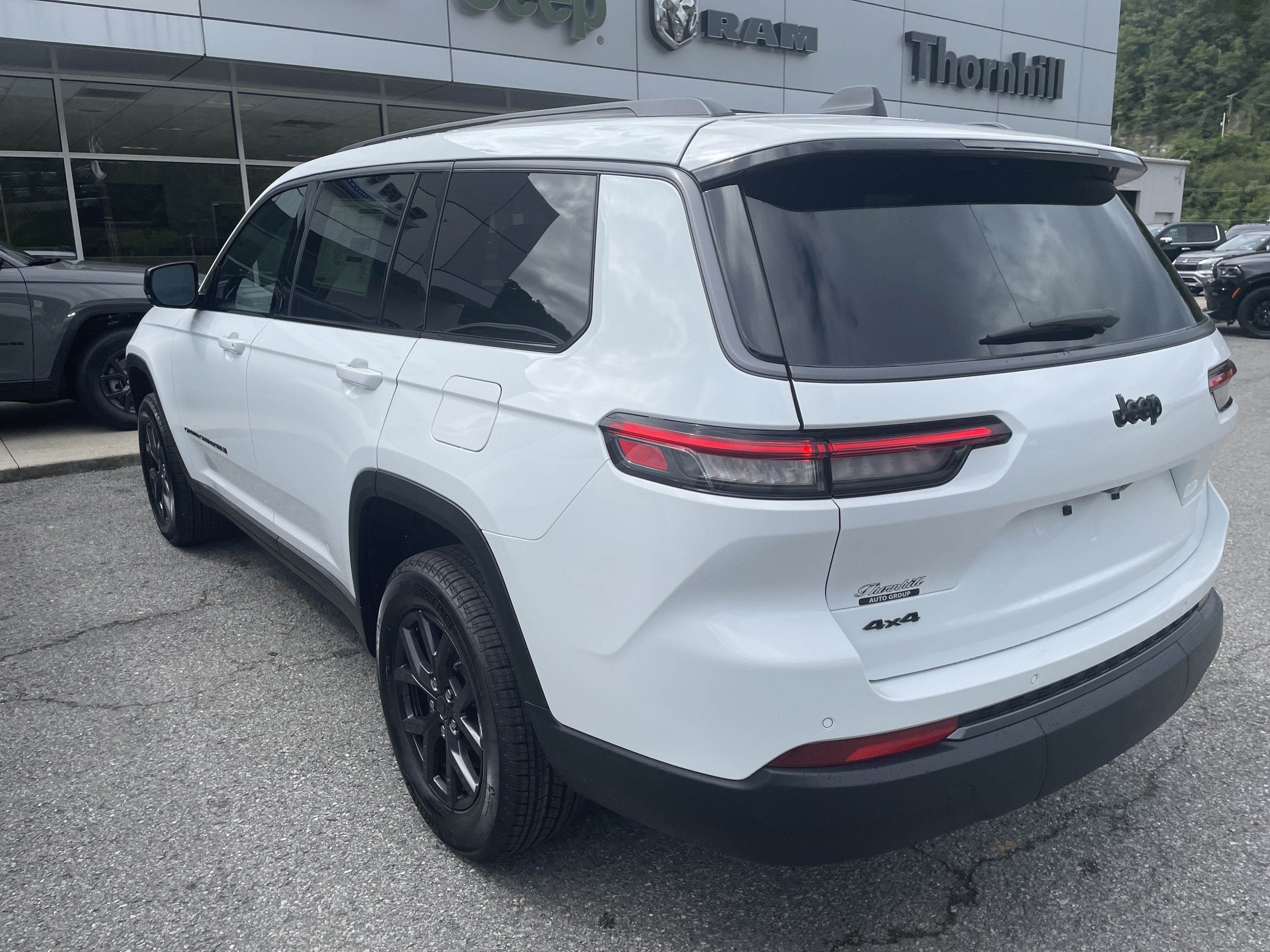 2027 Jeep Grand Cherokee Laredo Altitude