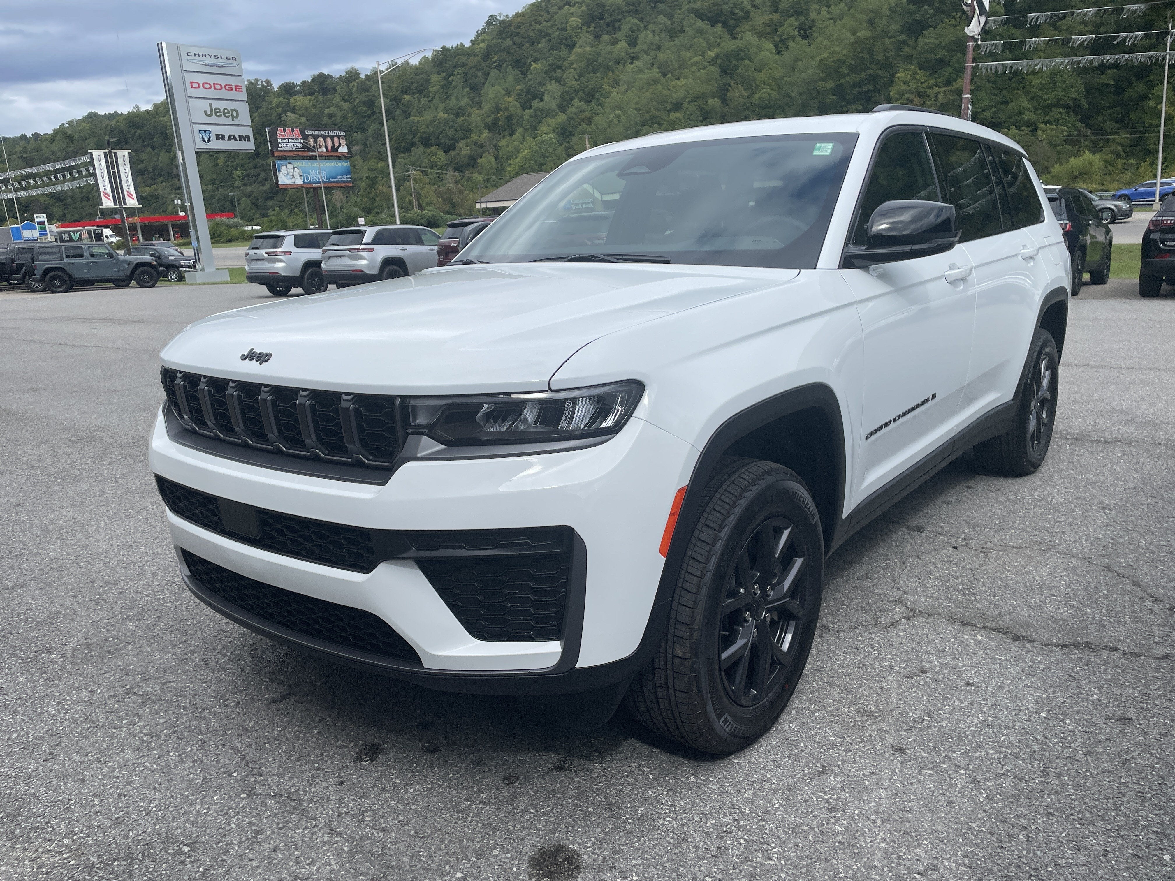 2027 Jeep Grand Cherokee Laredo Altitude
