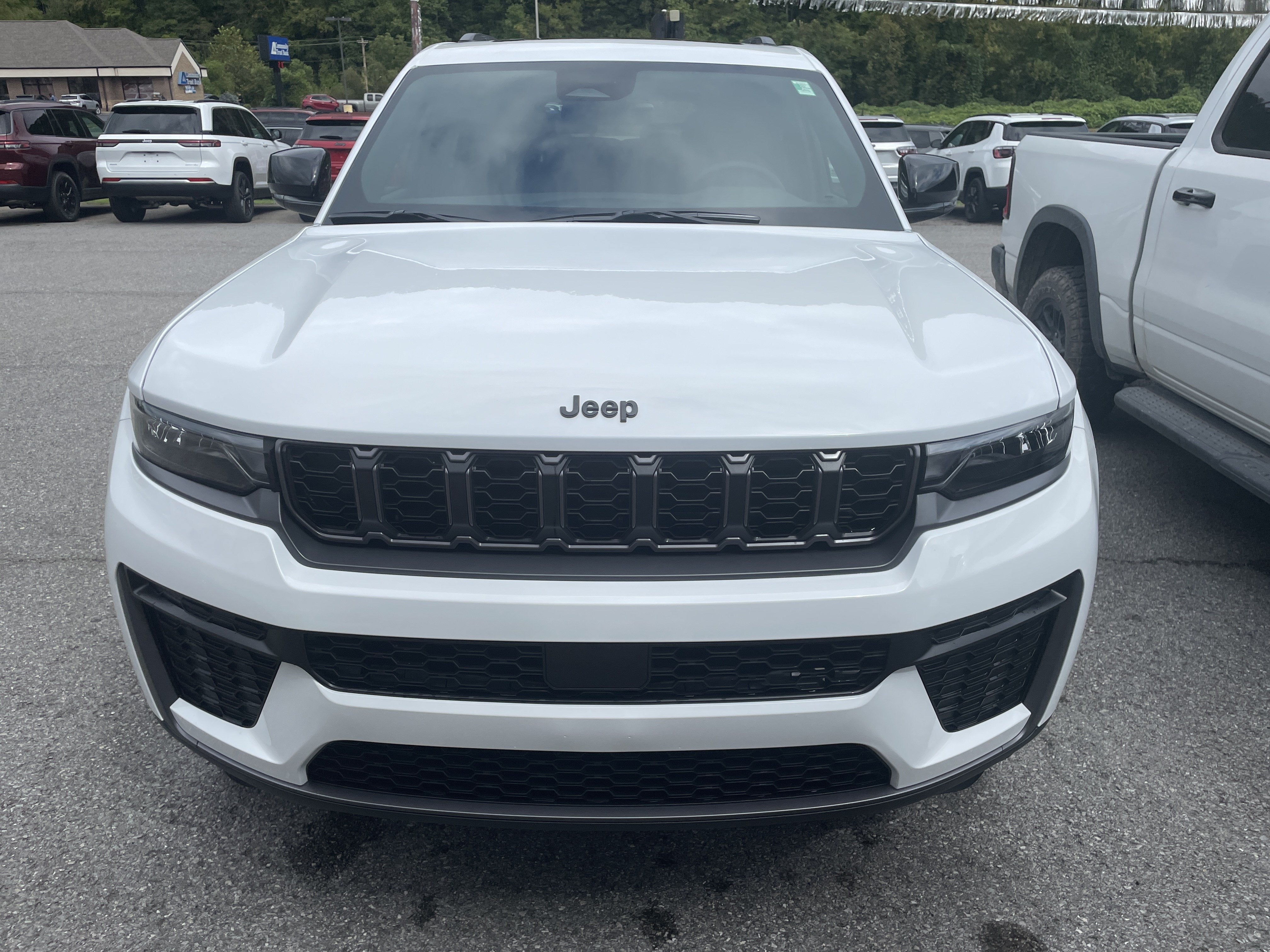 2027 Jeep Grand Cherokee Laredo Altitude