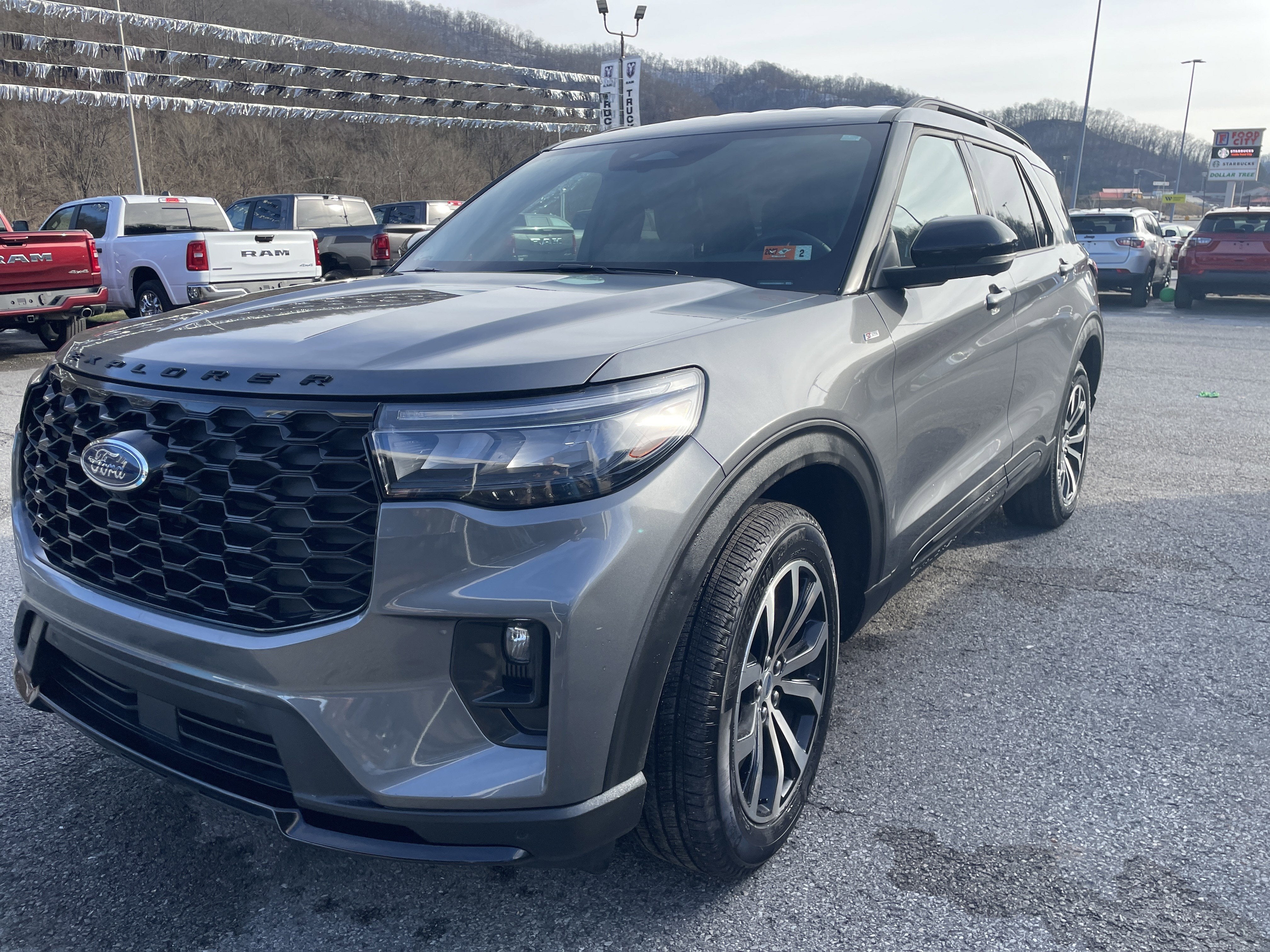 2025 Ford Explorer ST-Line