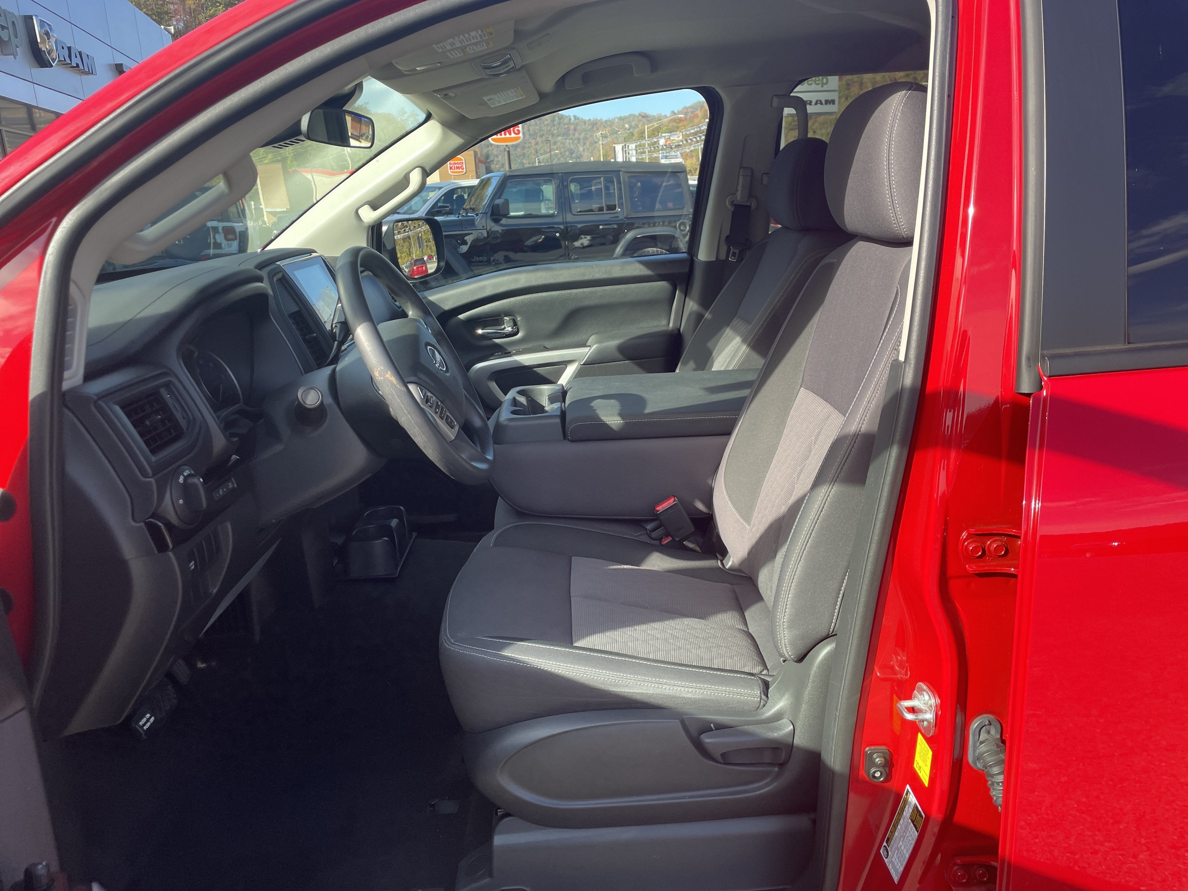 2024 Nissan TITAN Crew Cab SV 4x4