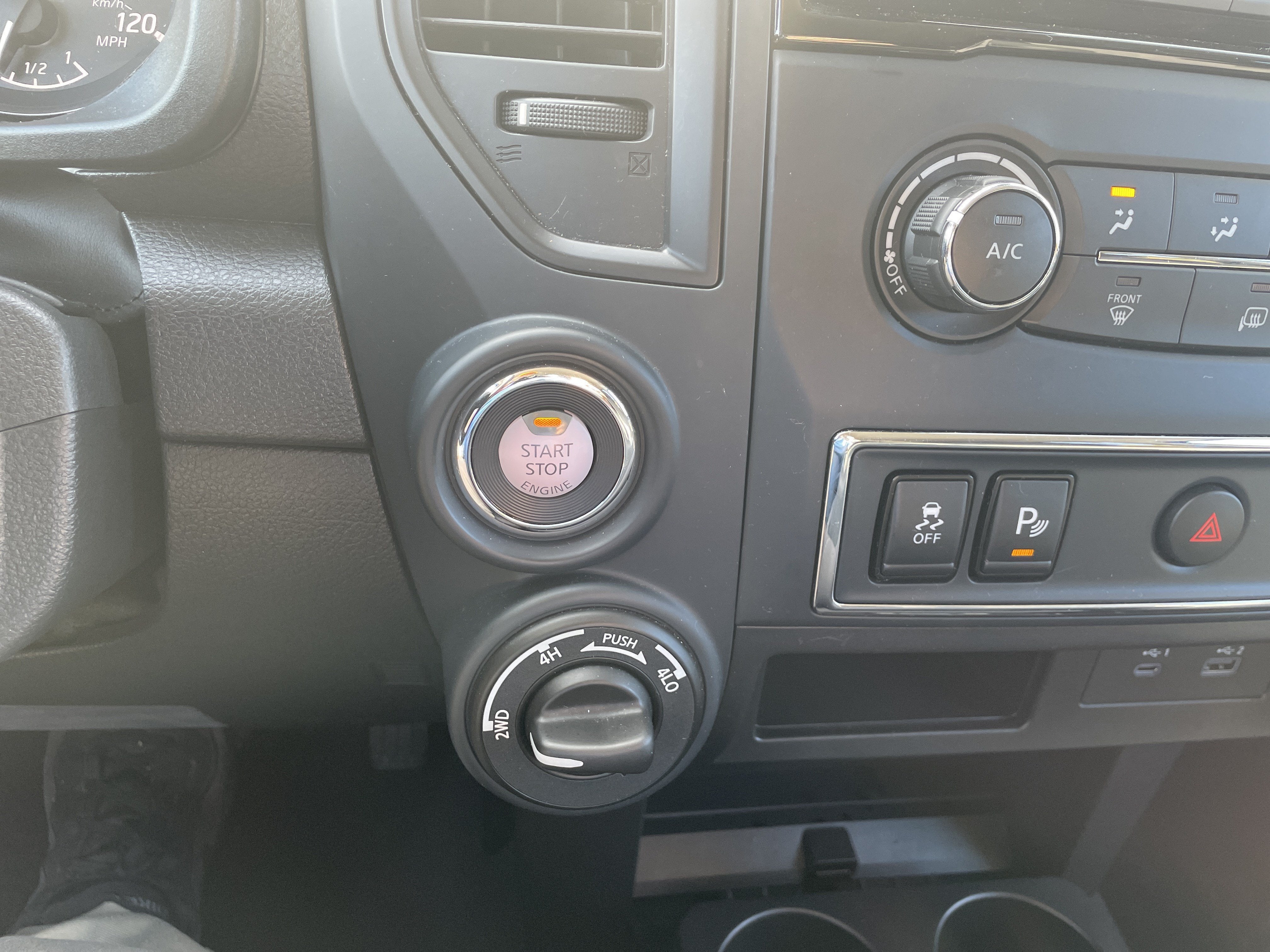 2024 Nissan TITAN Crew Cab SV 4x4