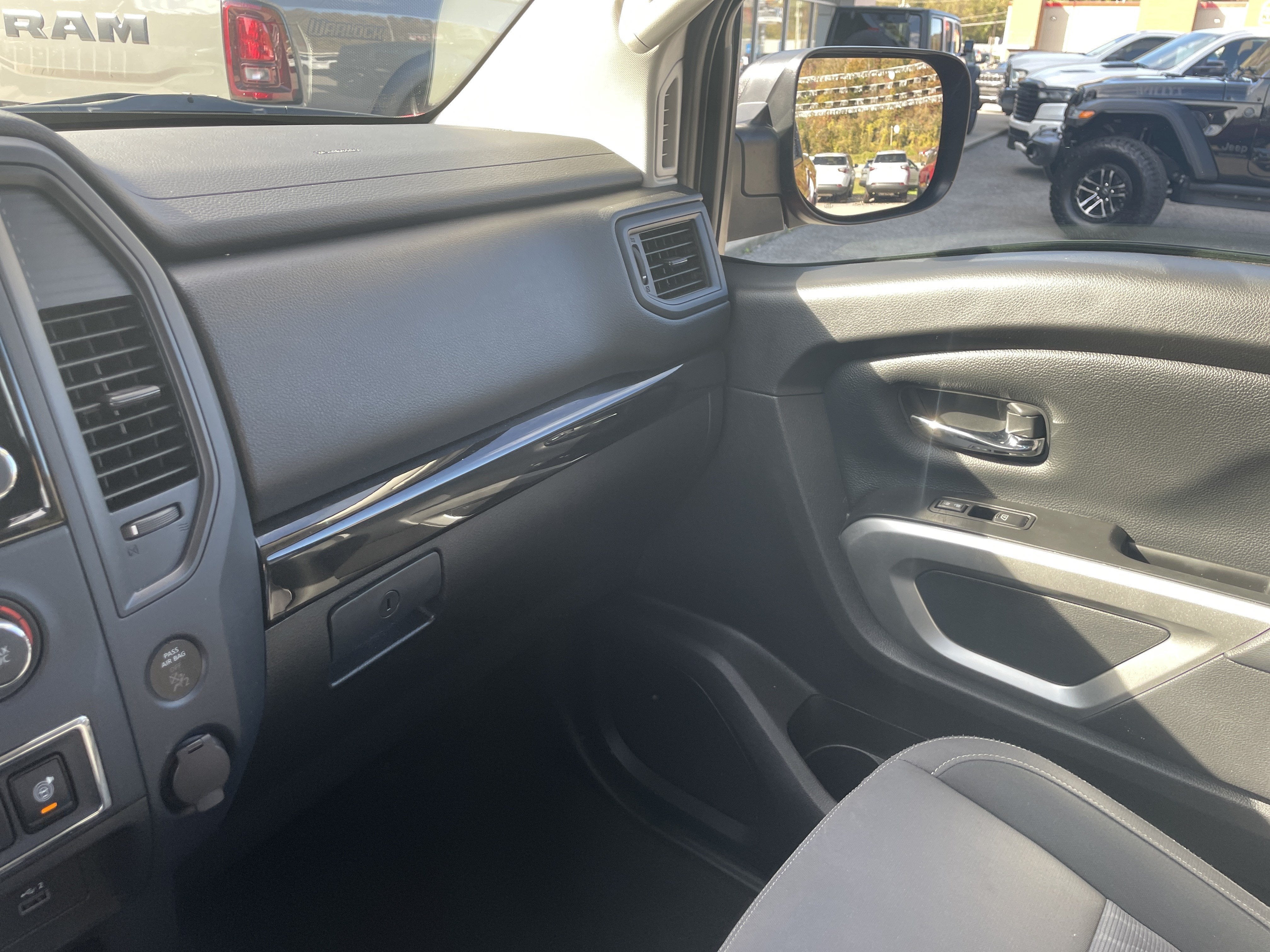2024 Nissan TITAN Crew Cab SV 4x4