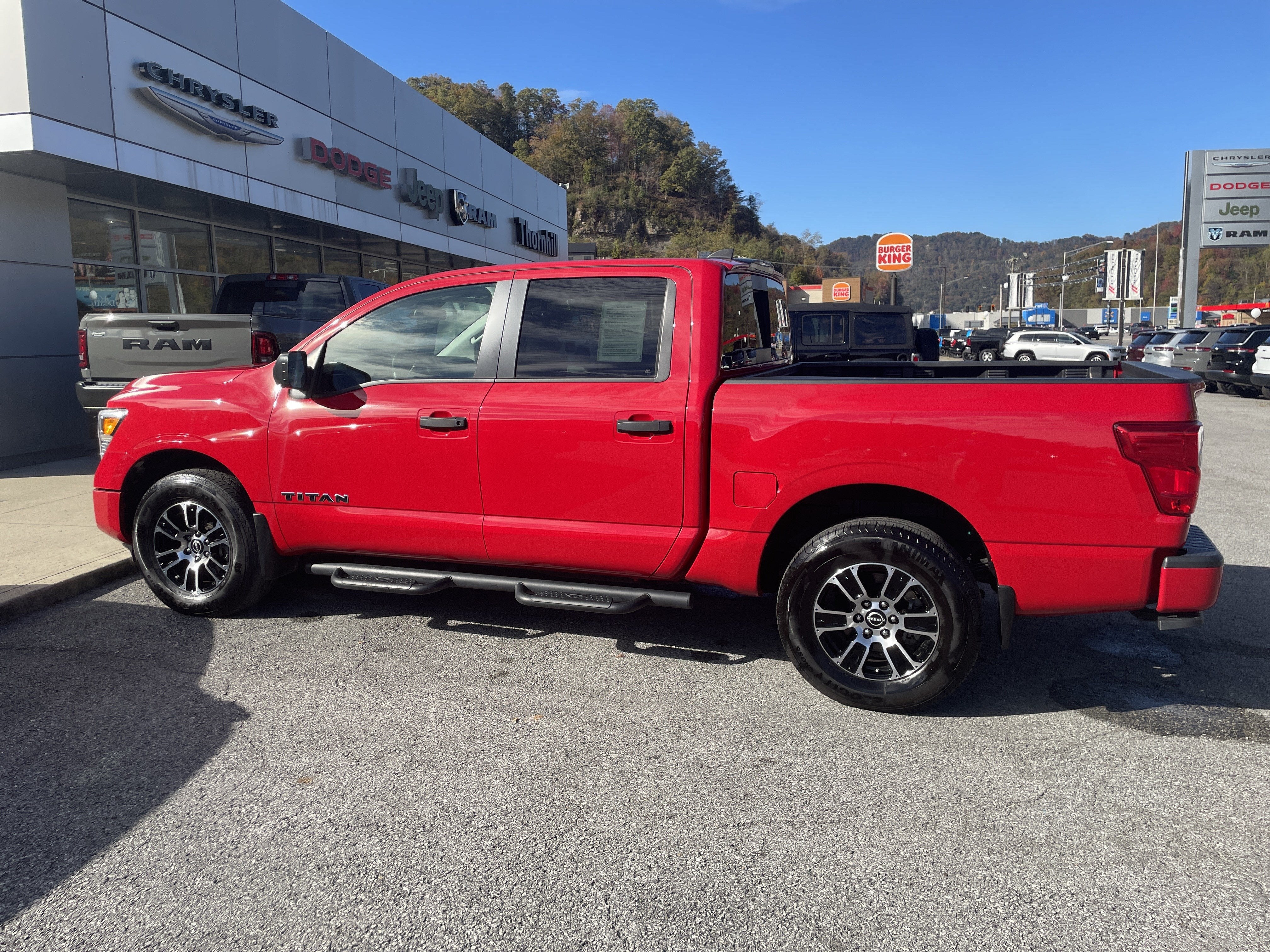 2024 Nissan TITAN Crew Cab SV 4x4