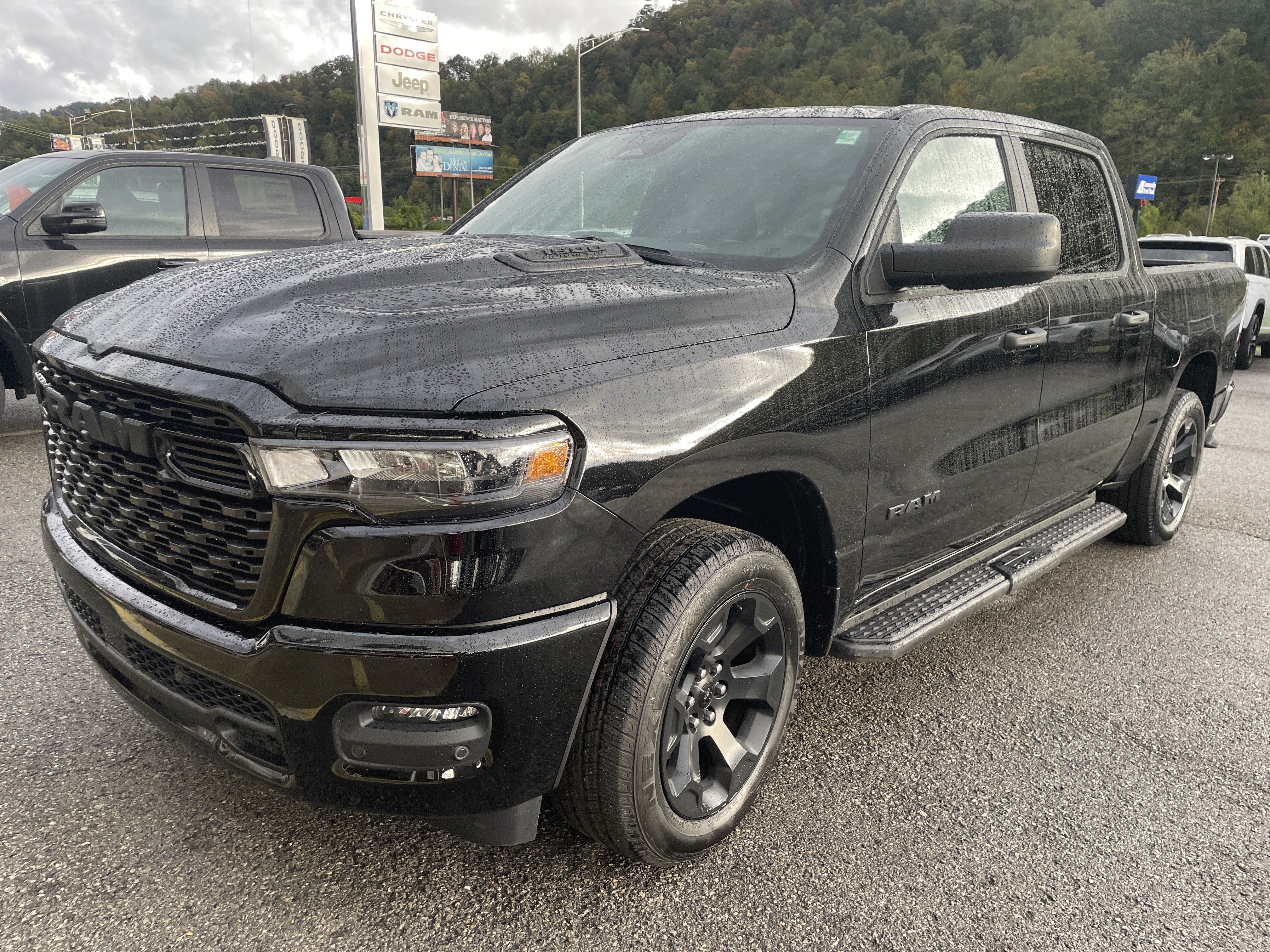2027 RAM Ram 1500 RAM 1500 EXPRESS CREW CAB 4X4 5'7' BOX