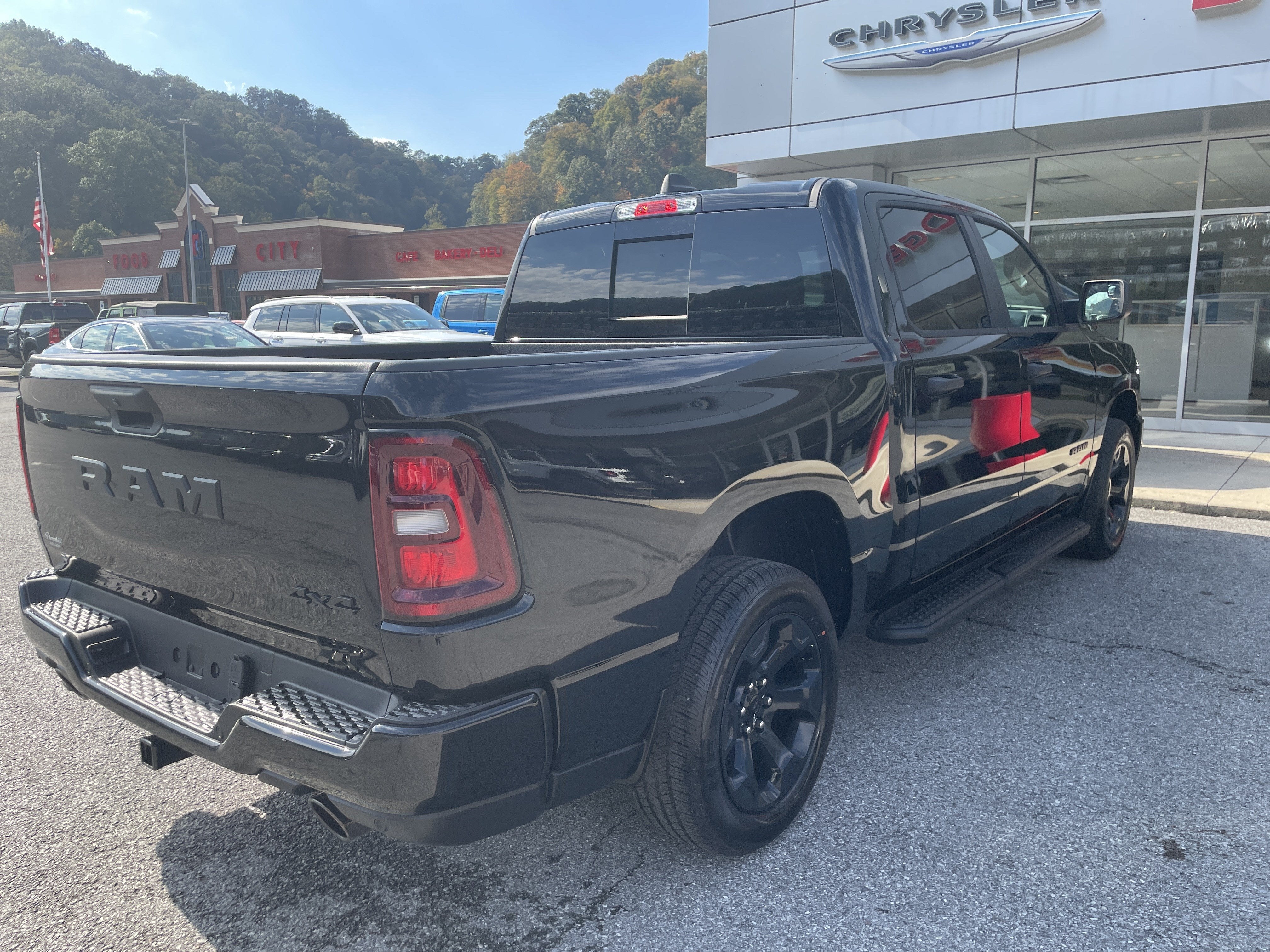 2027 RAM Ram 1500 RAM 1500 EXPRESS CREW CAB 4X4 5'7' BOX