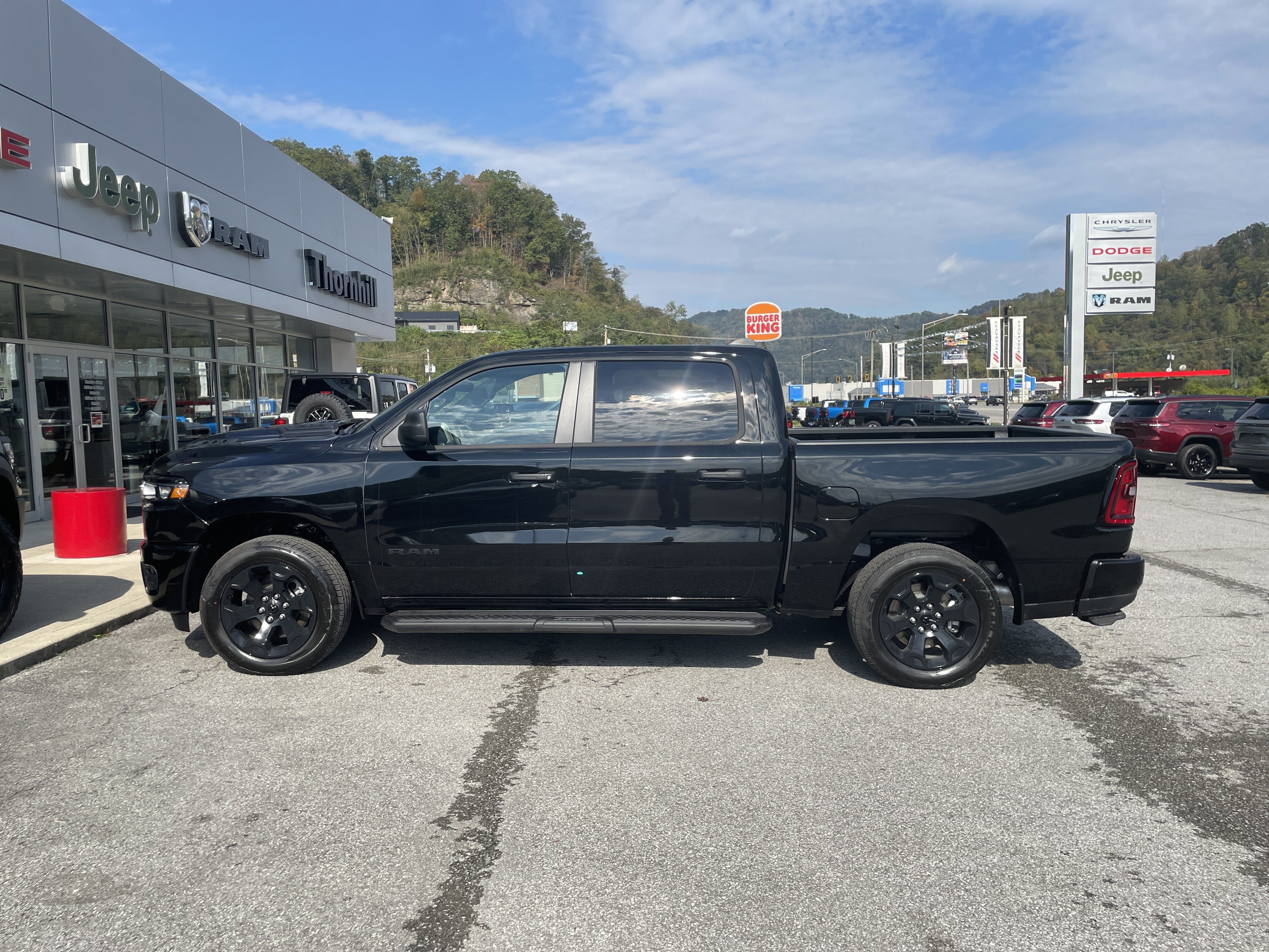 2027 RAM Ram 1500 RAM 1500 EXPRESS CREW CAB 4X4 5'7' BOX