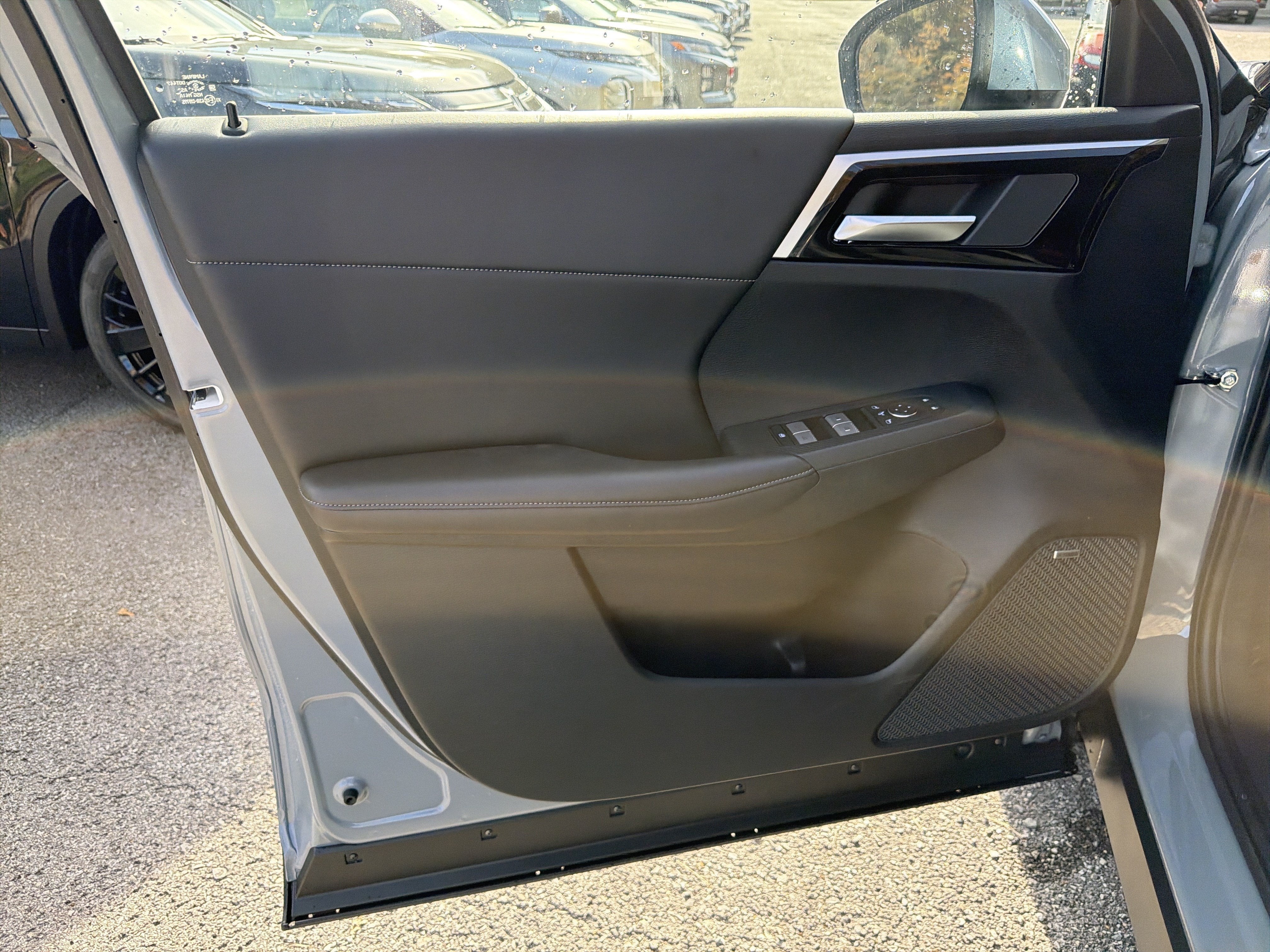 2027 Mitsubishi Outlander SE