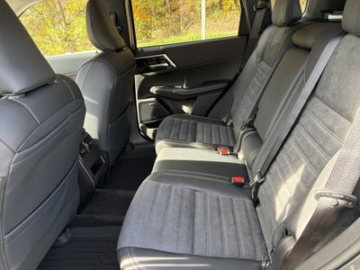 2027 Mitsubishi Outlander SE